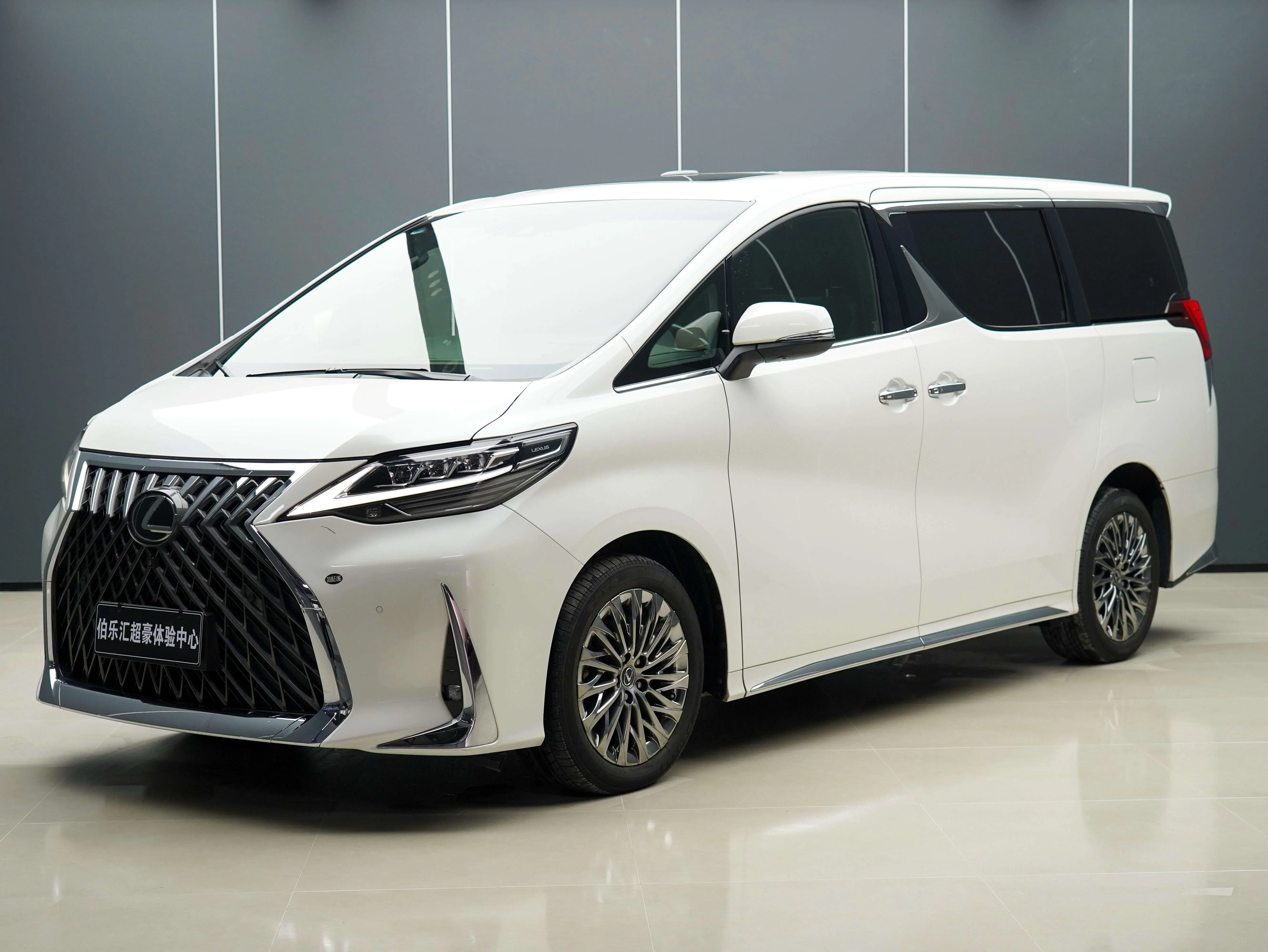 Lexus LM