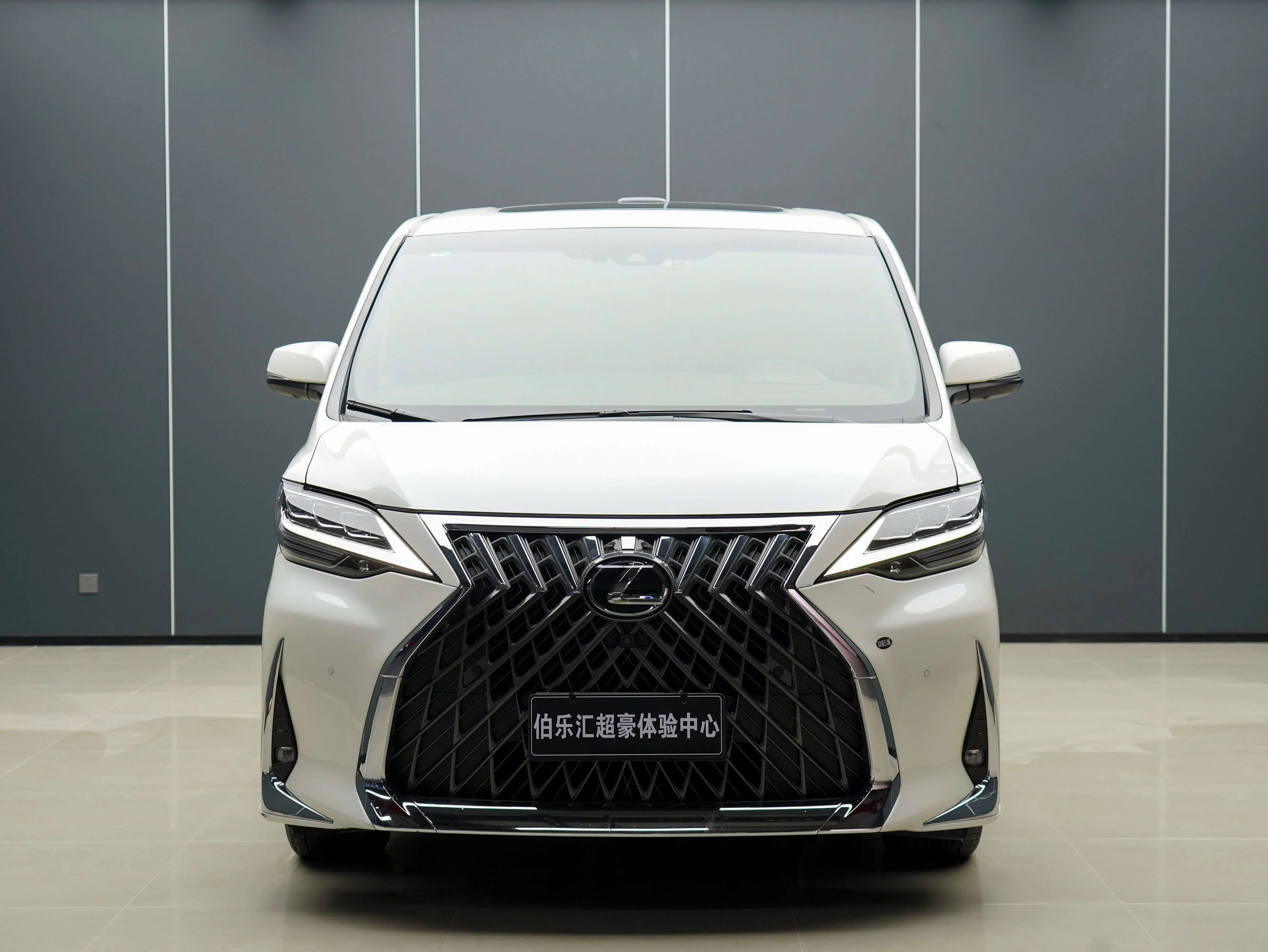 Lexus LM