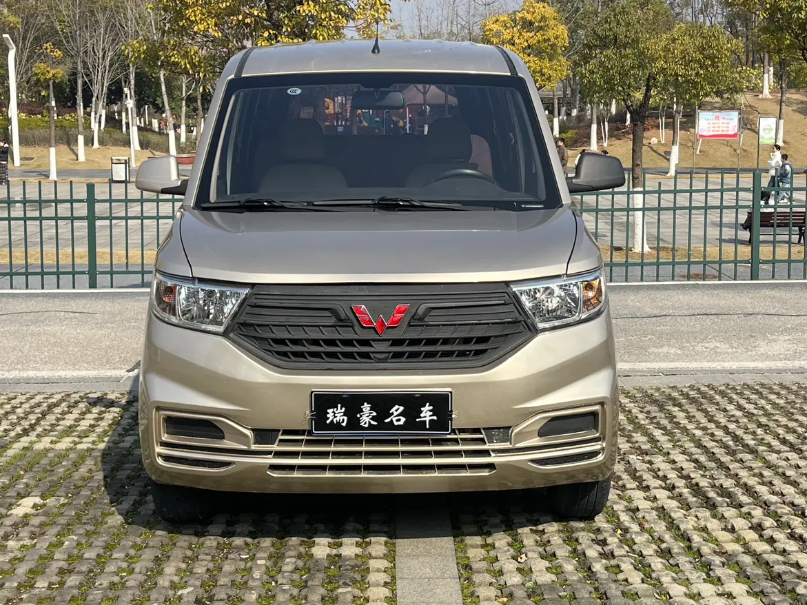 Wuling Hongguang V  из Китая