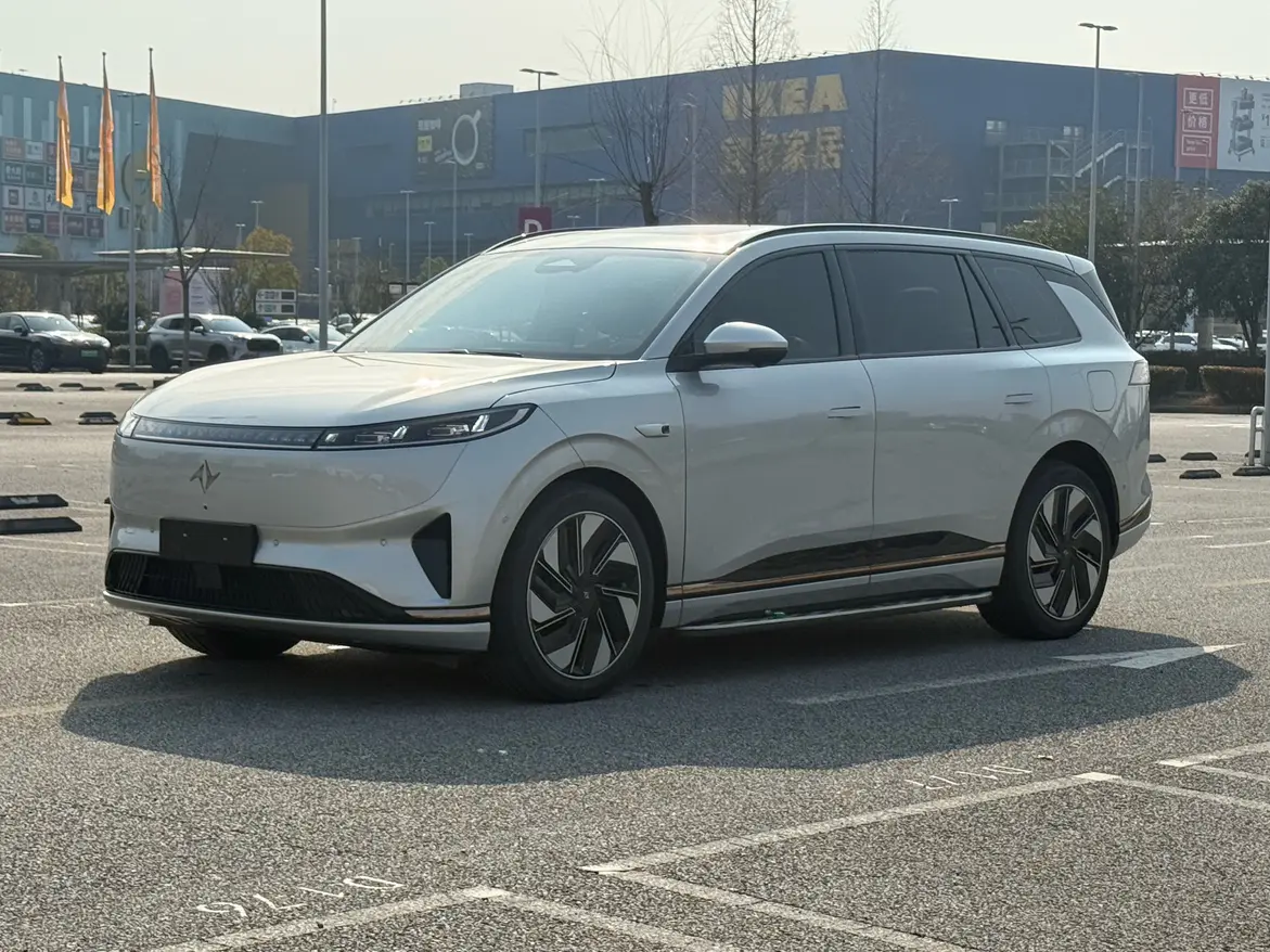 Dongfeng Eπ008  из Китая