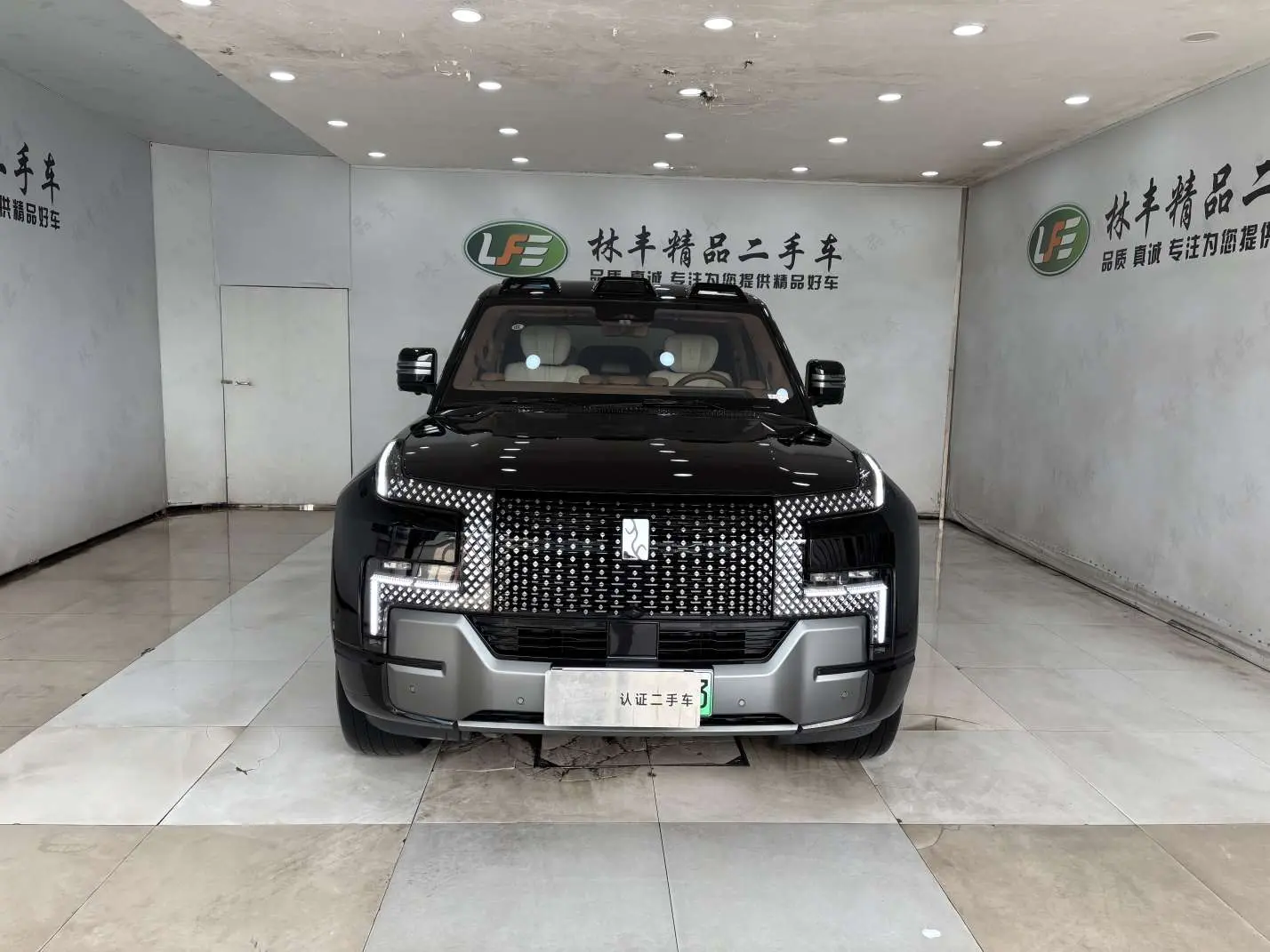 BYD Yangwang U8  из Китая