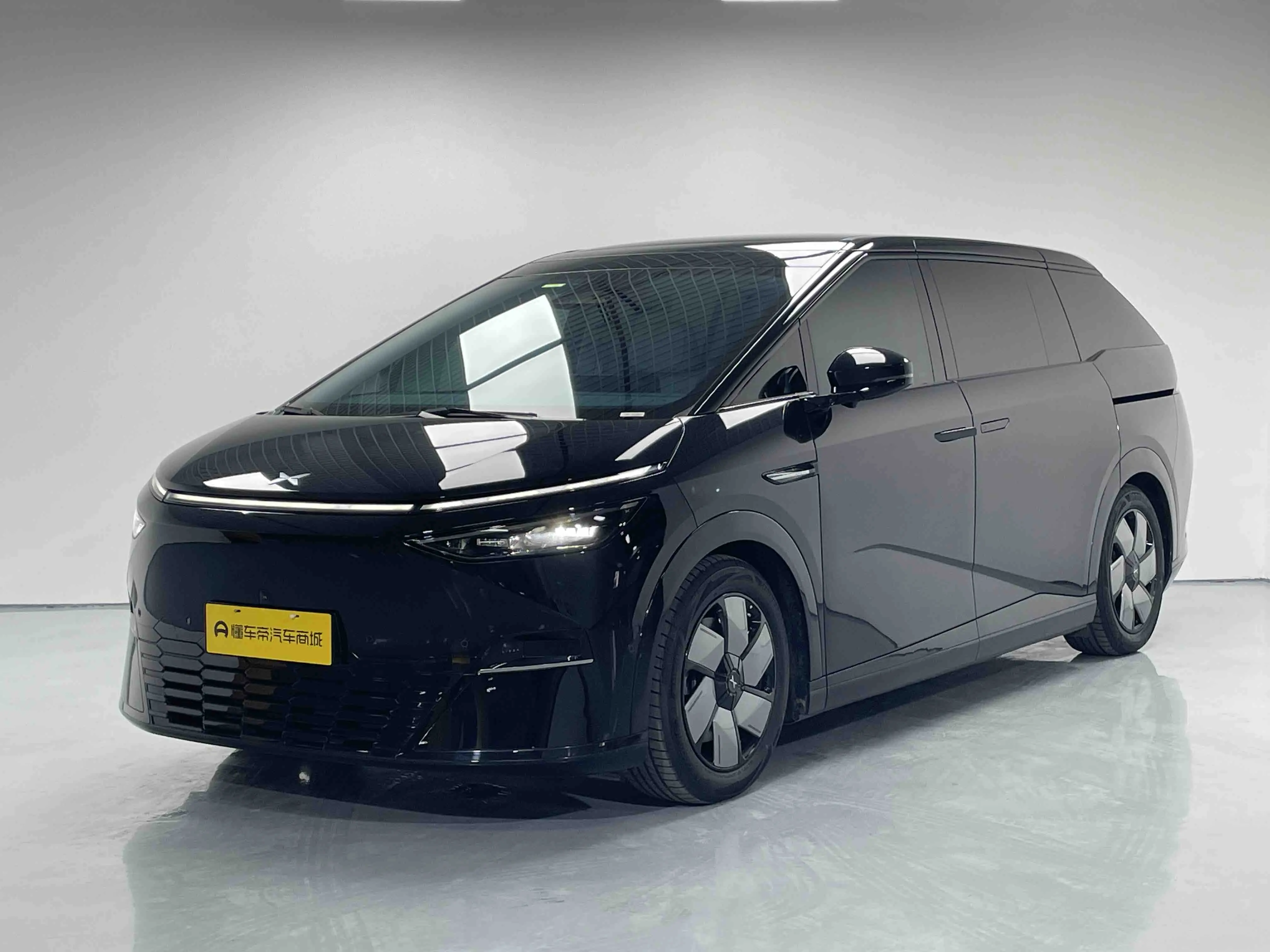 Xpeng X9  из Китая