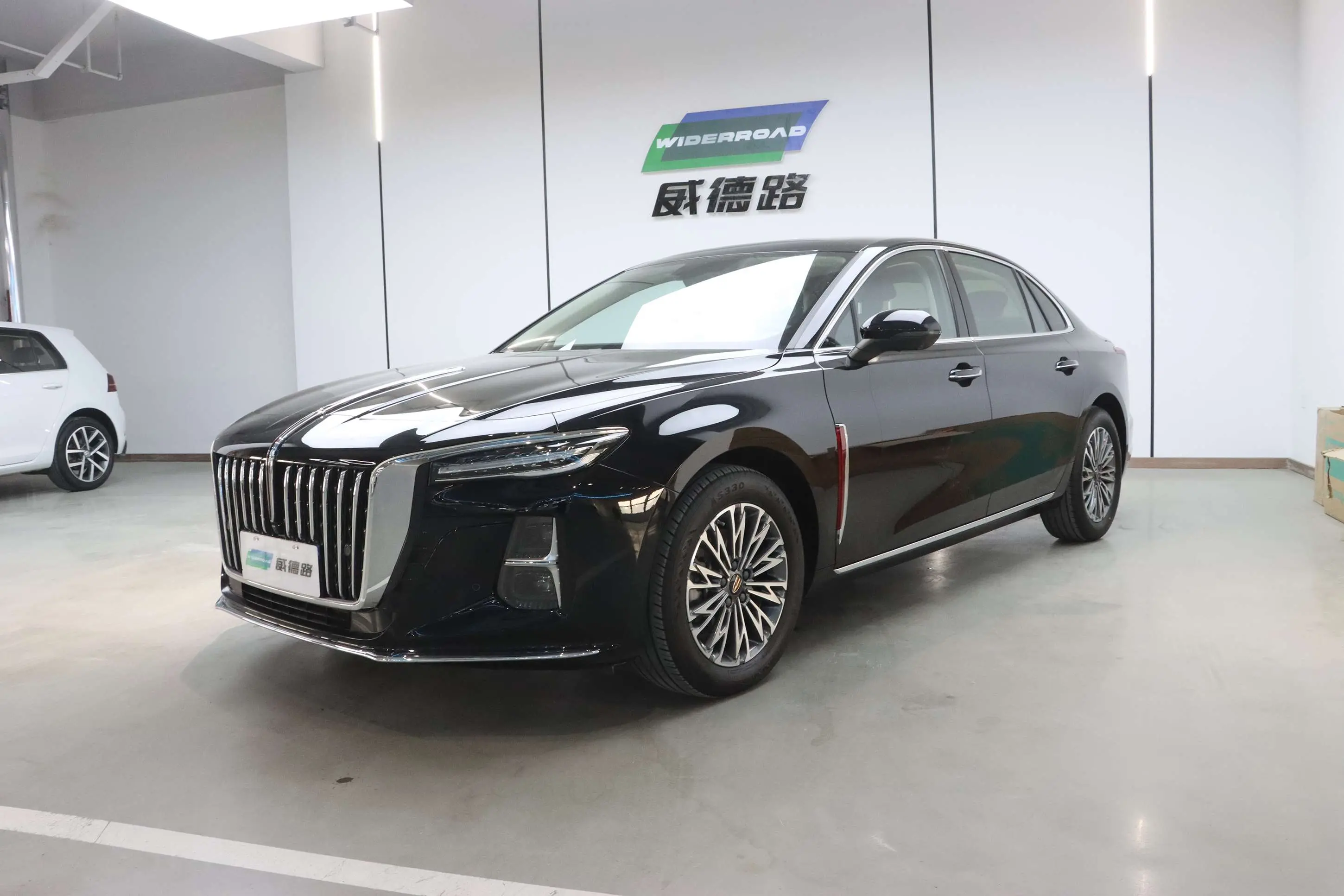 Hongqi H5  из Китая