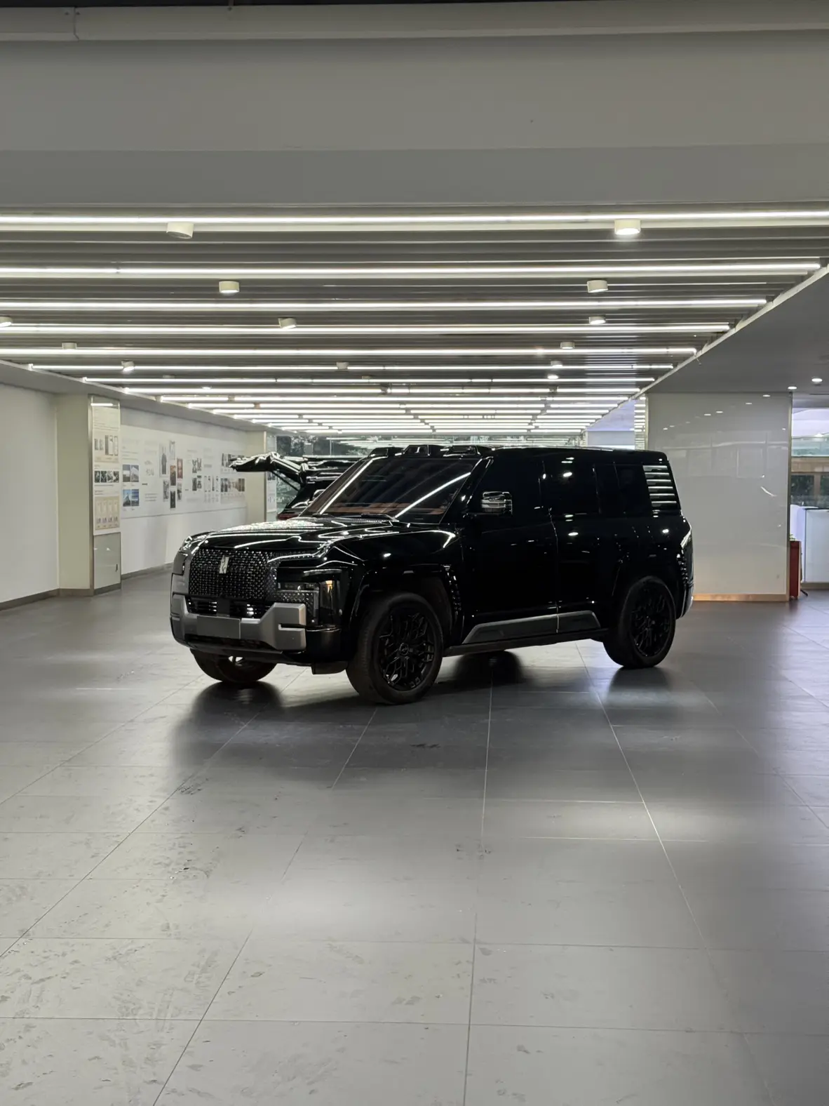 BYD Yangwang U8  из Китая