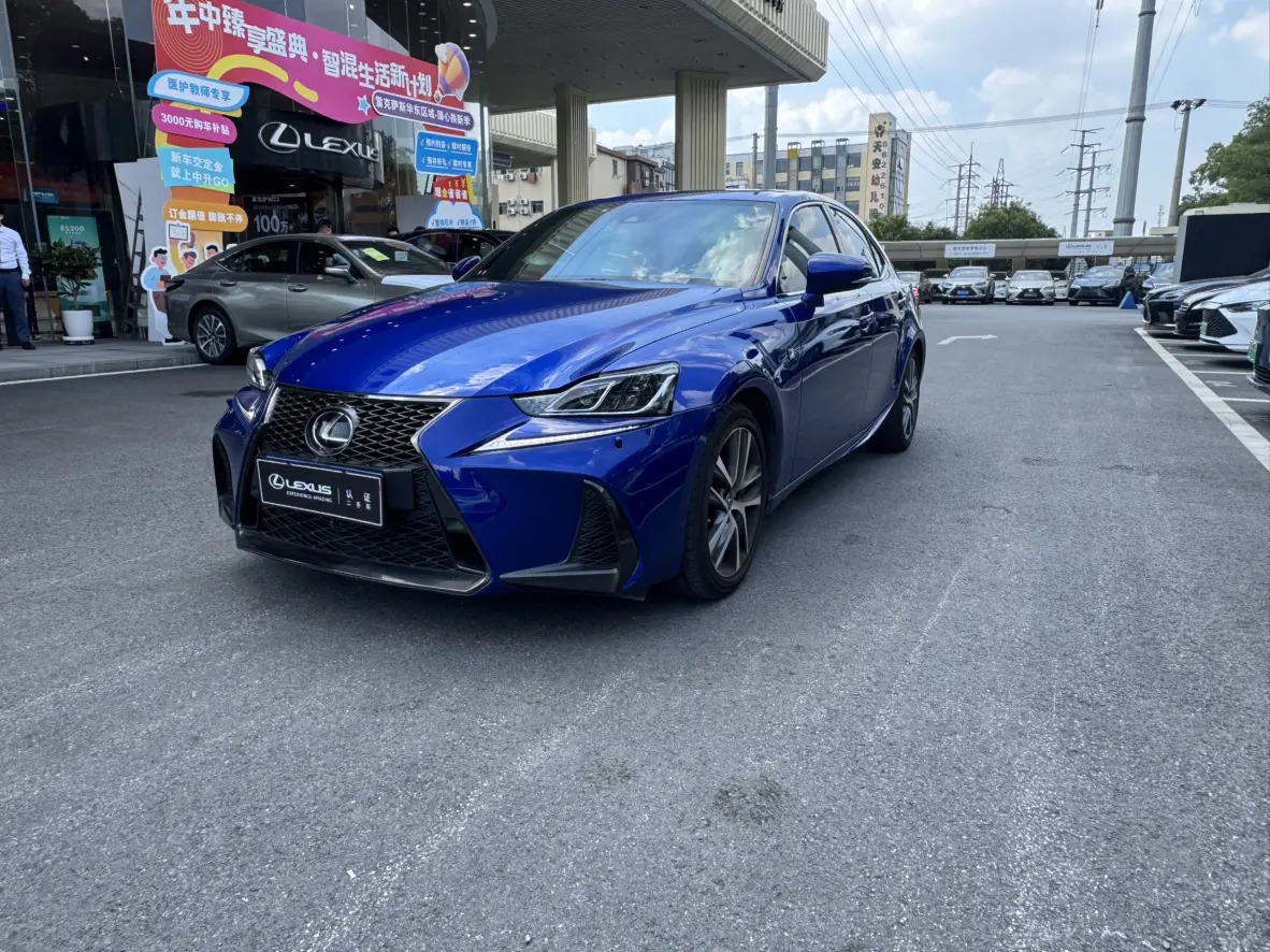 Lexus IS