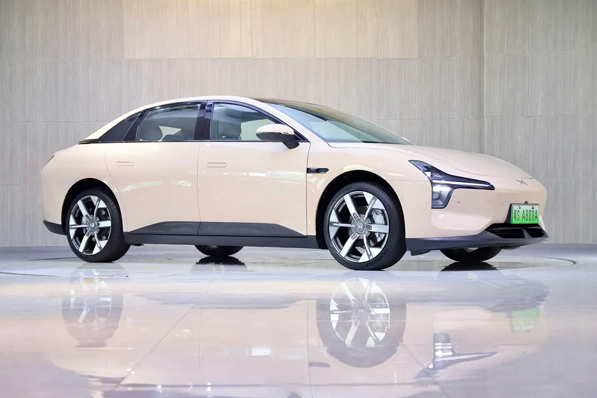 Xpeng Xiaopeng MONA M03  из Китая