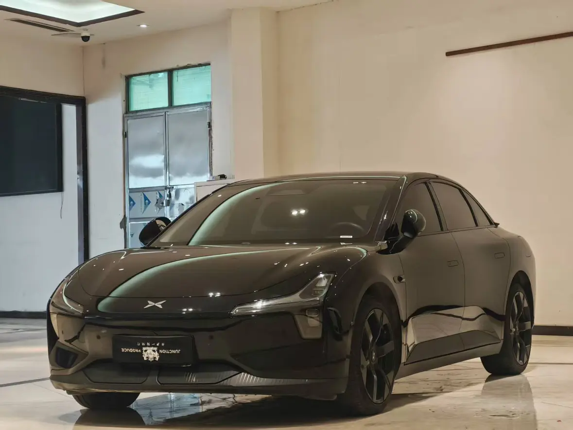 Xpeng Xiaopeng MONA M03  из Китая