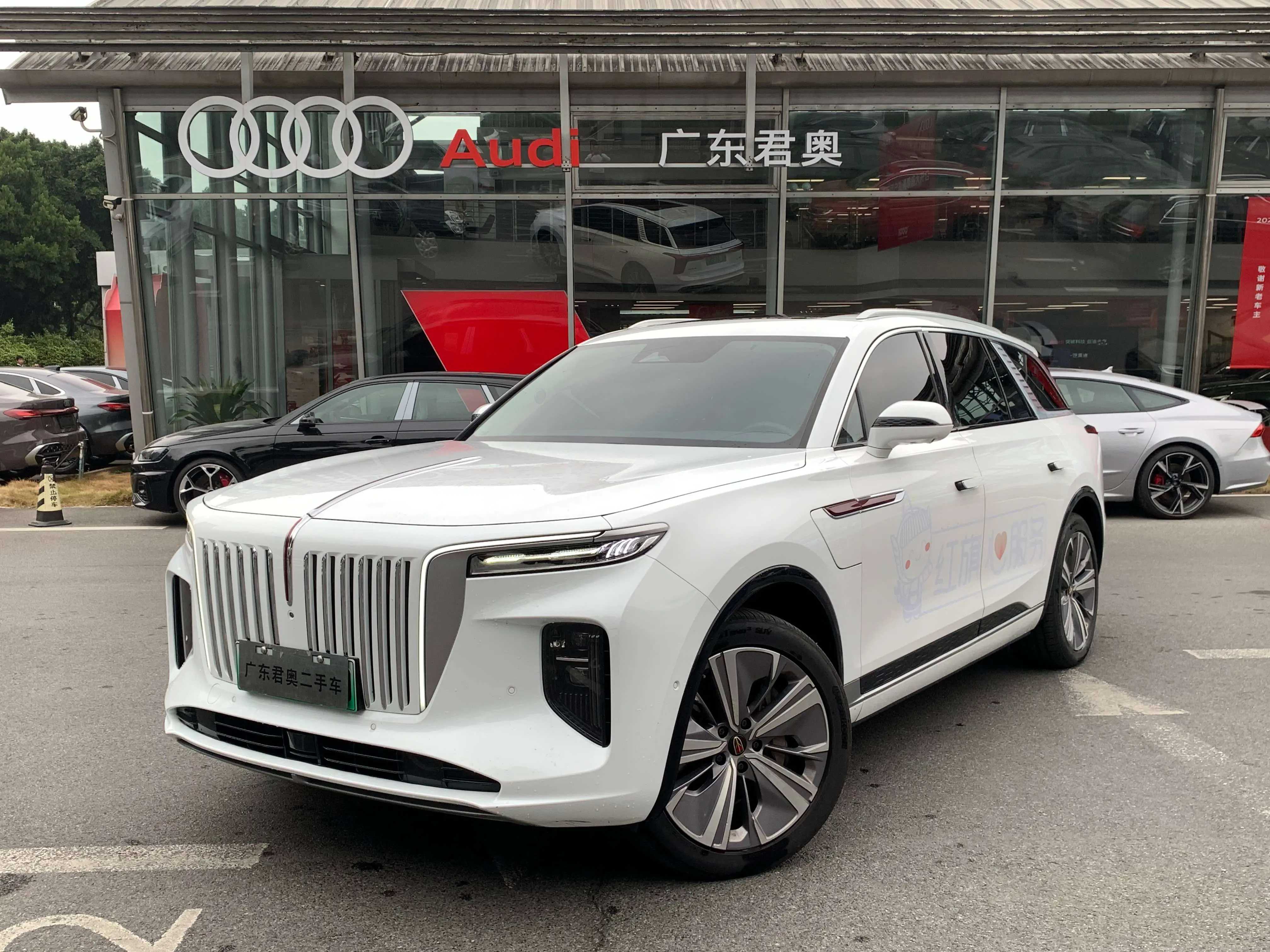 Hongqi E-HS9  из Китая
