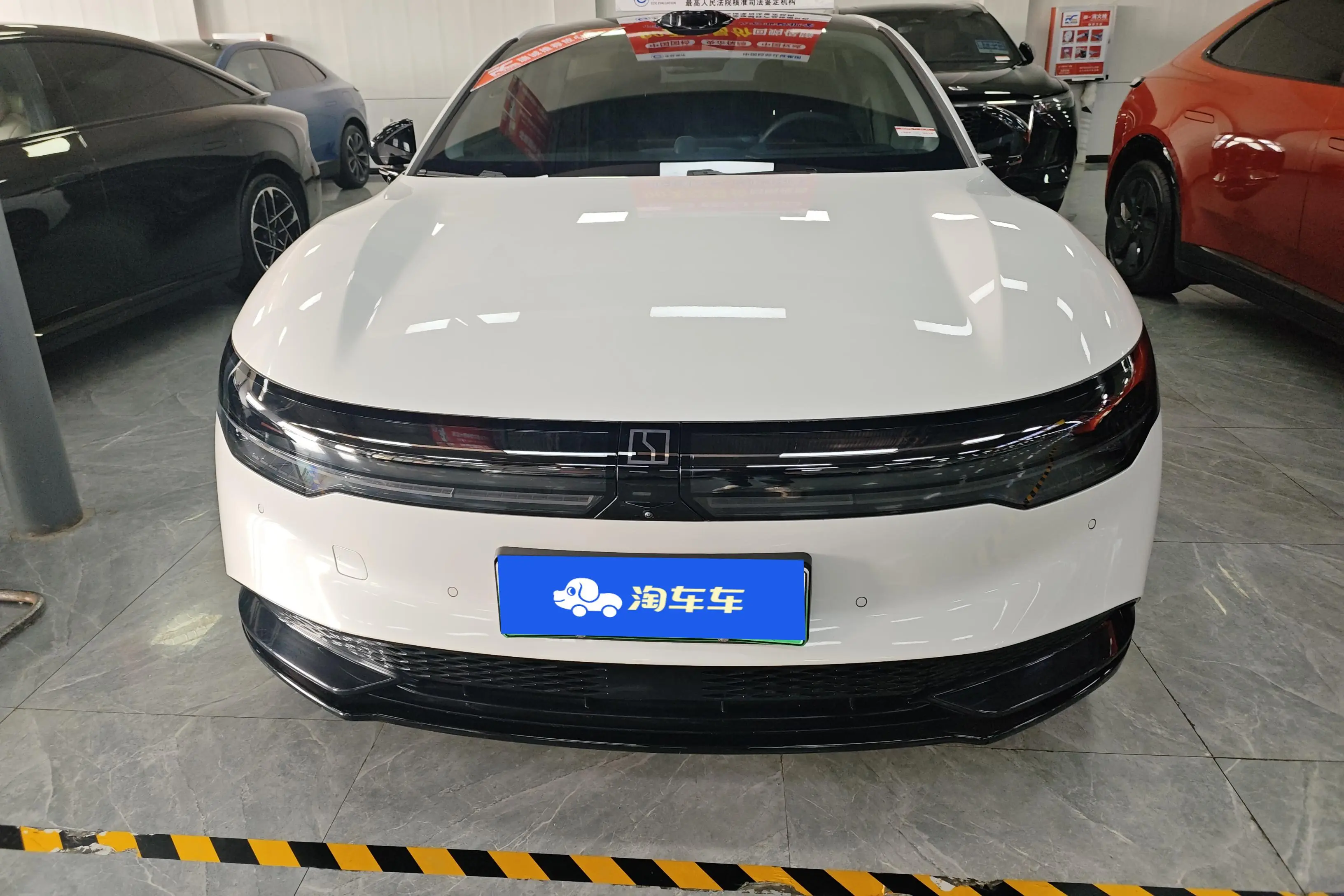 ZEEKR 007  из Китая