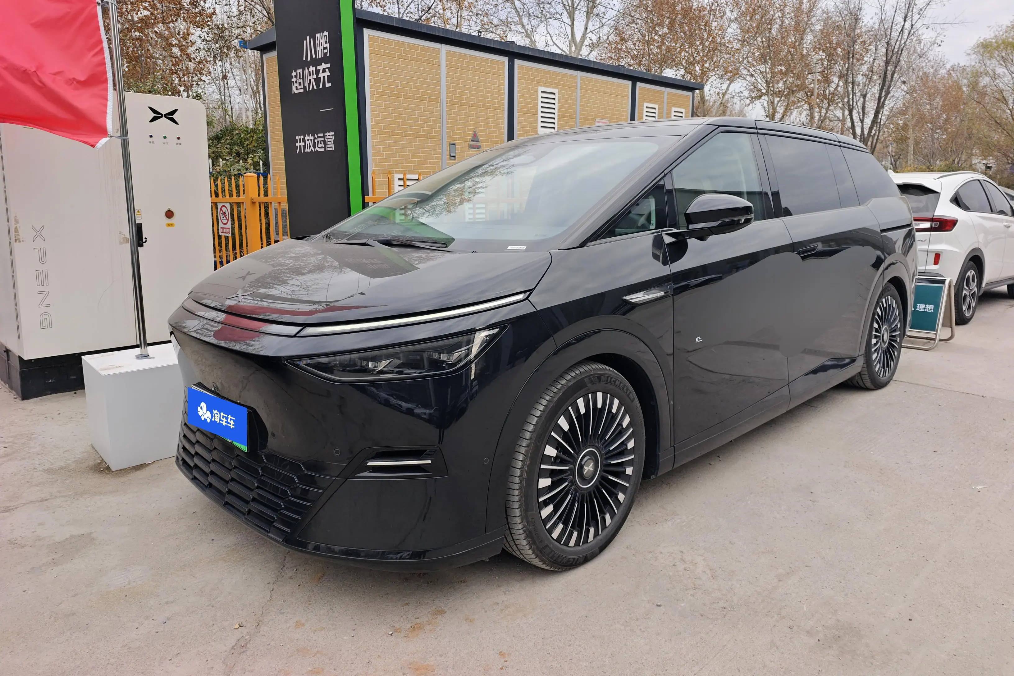 Xpeng X9  из Китая