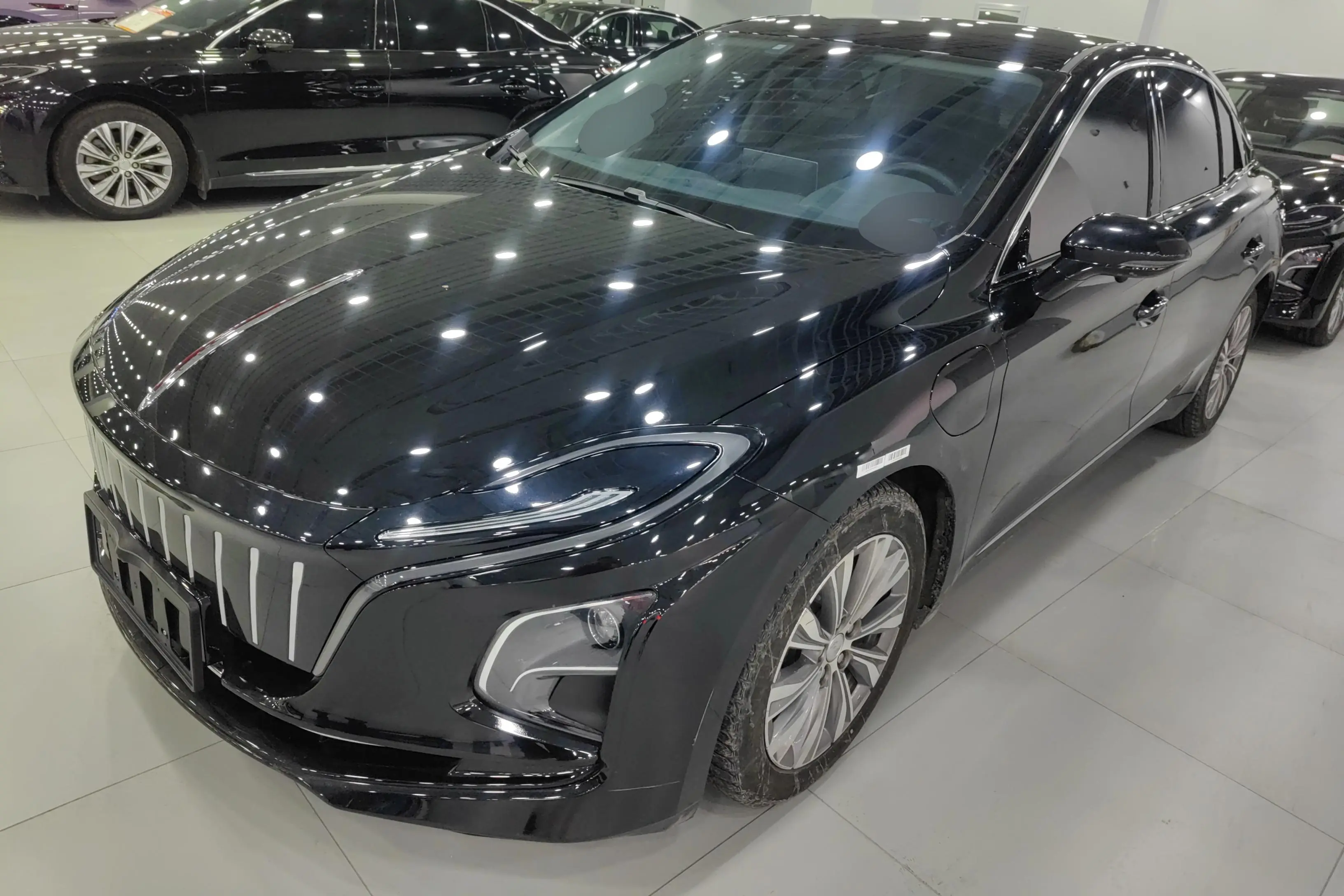 Hongqi E-QM5  из Китая