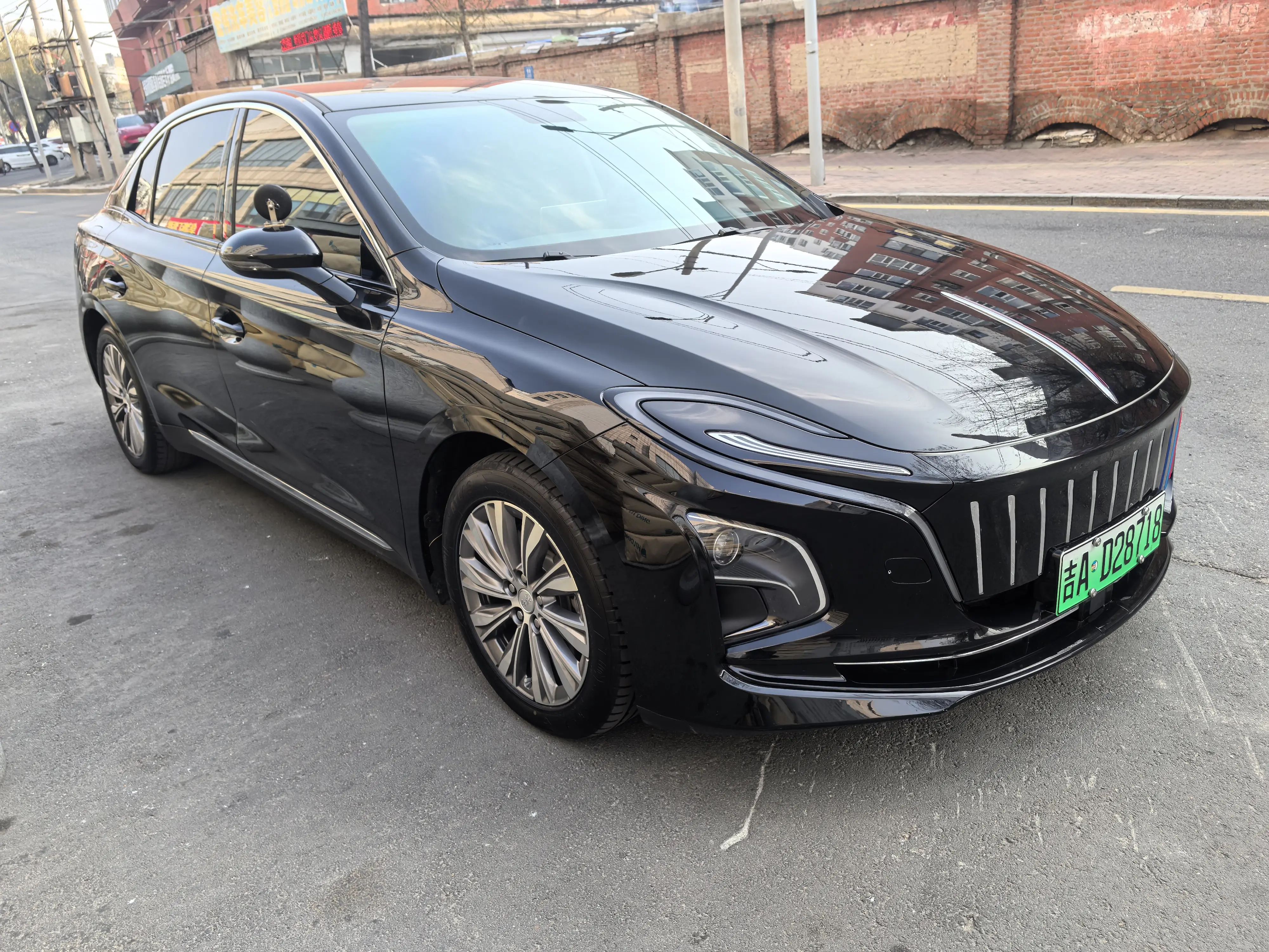 Hongqi E-QM5  из Китая