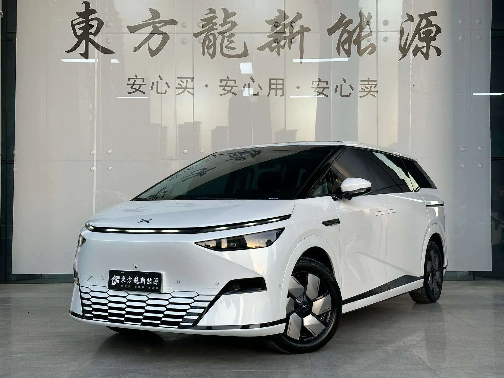 Xpeng X9  из Китая