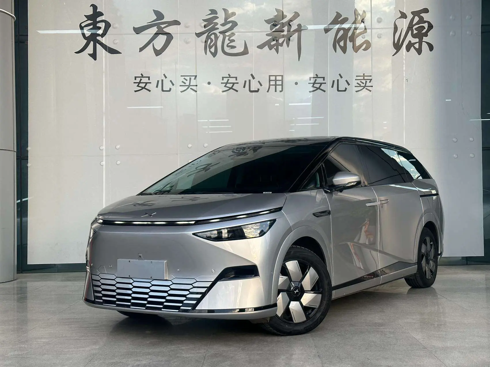 Xpeng X9  из Китая