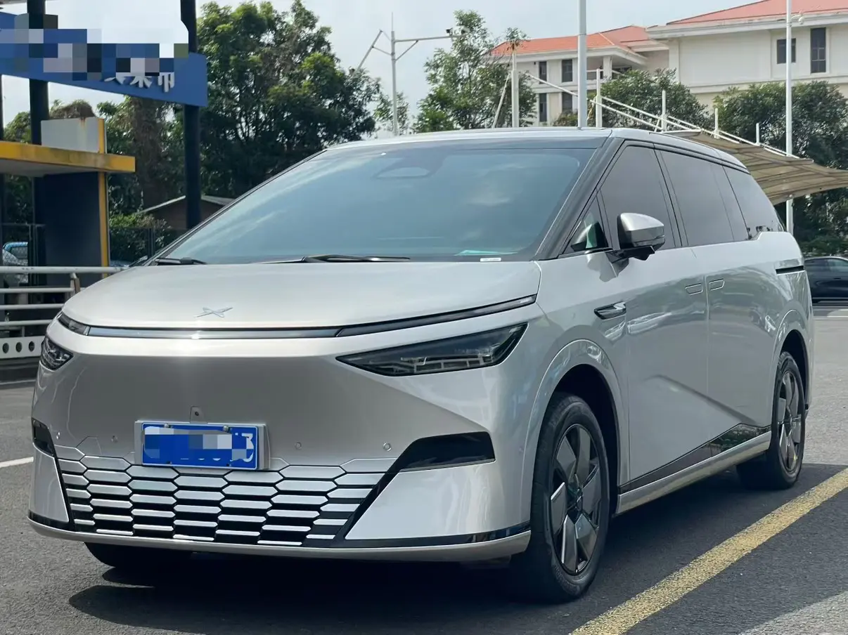 Xpeng X9  из Китая