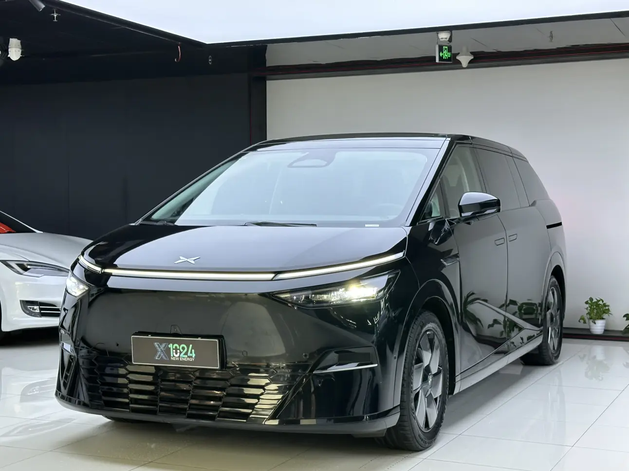 Xpeng X9  из Китая