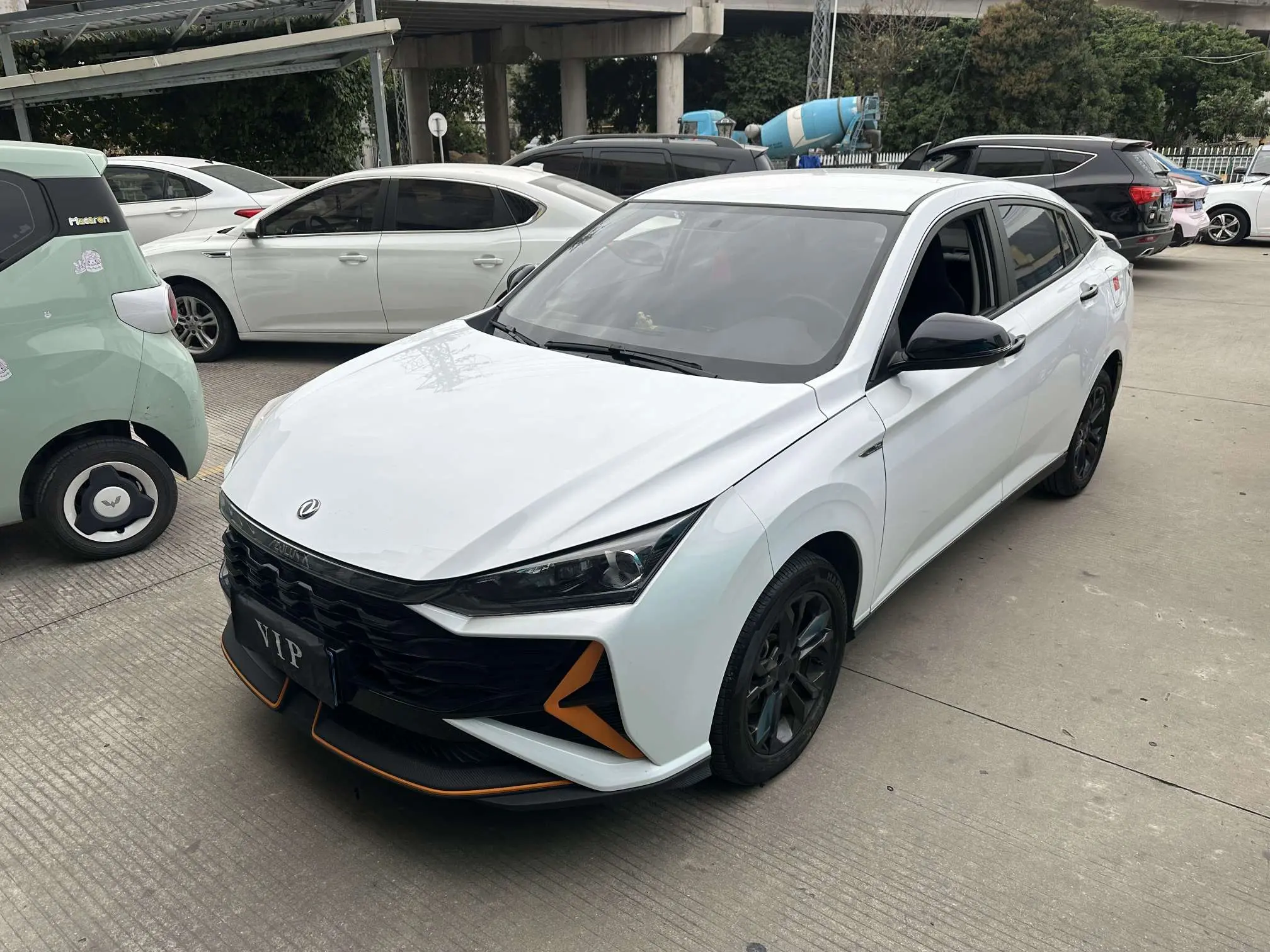 Dongfeng Yixuan  из Китая