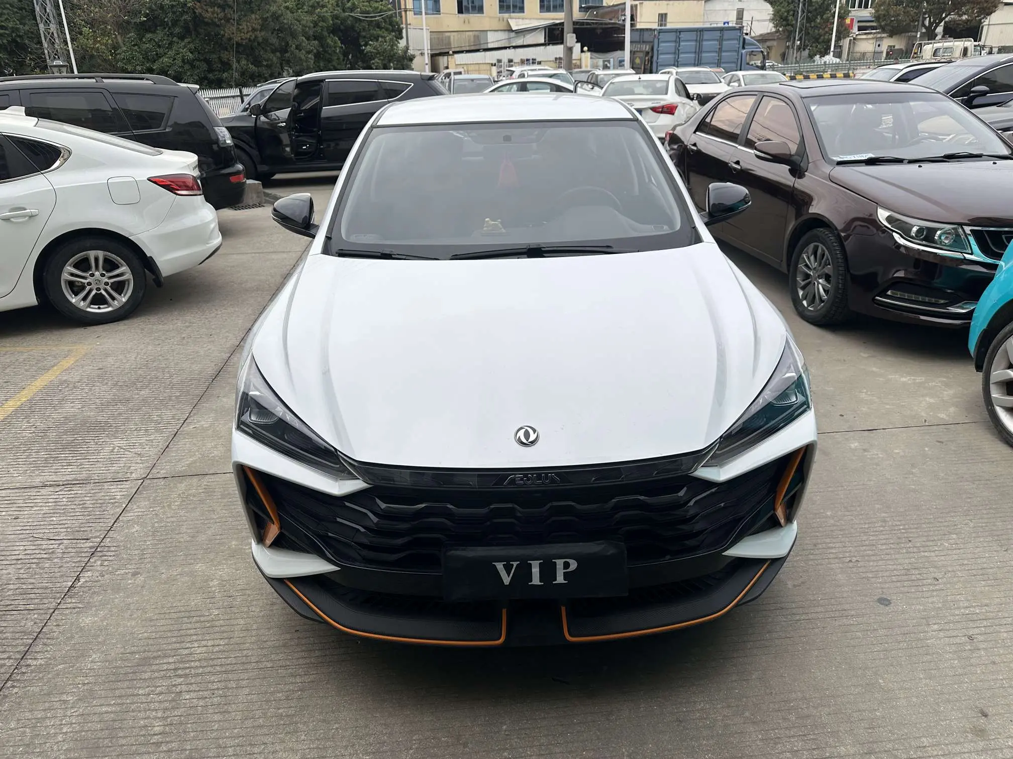 Dongfeng Yixuan  из Китая
