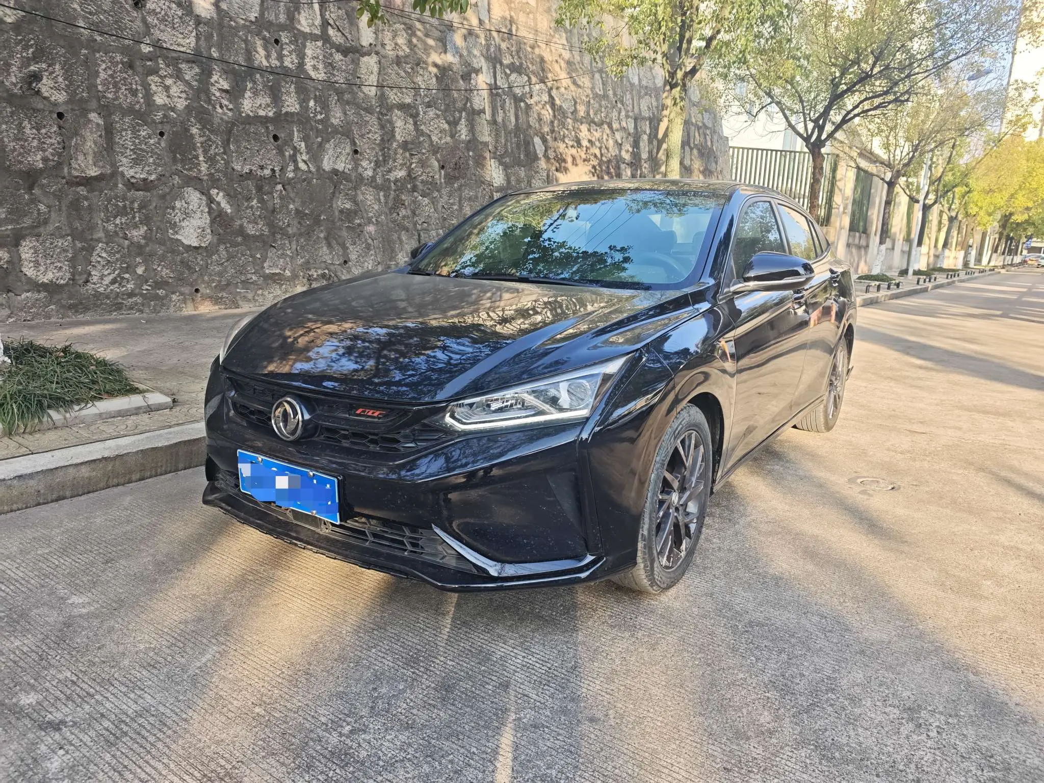 Dongfeng Yixuan  из Китая