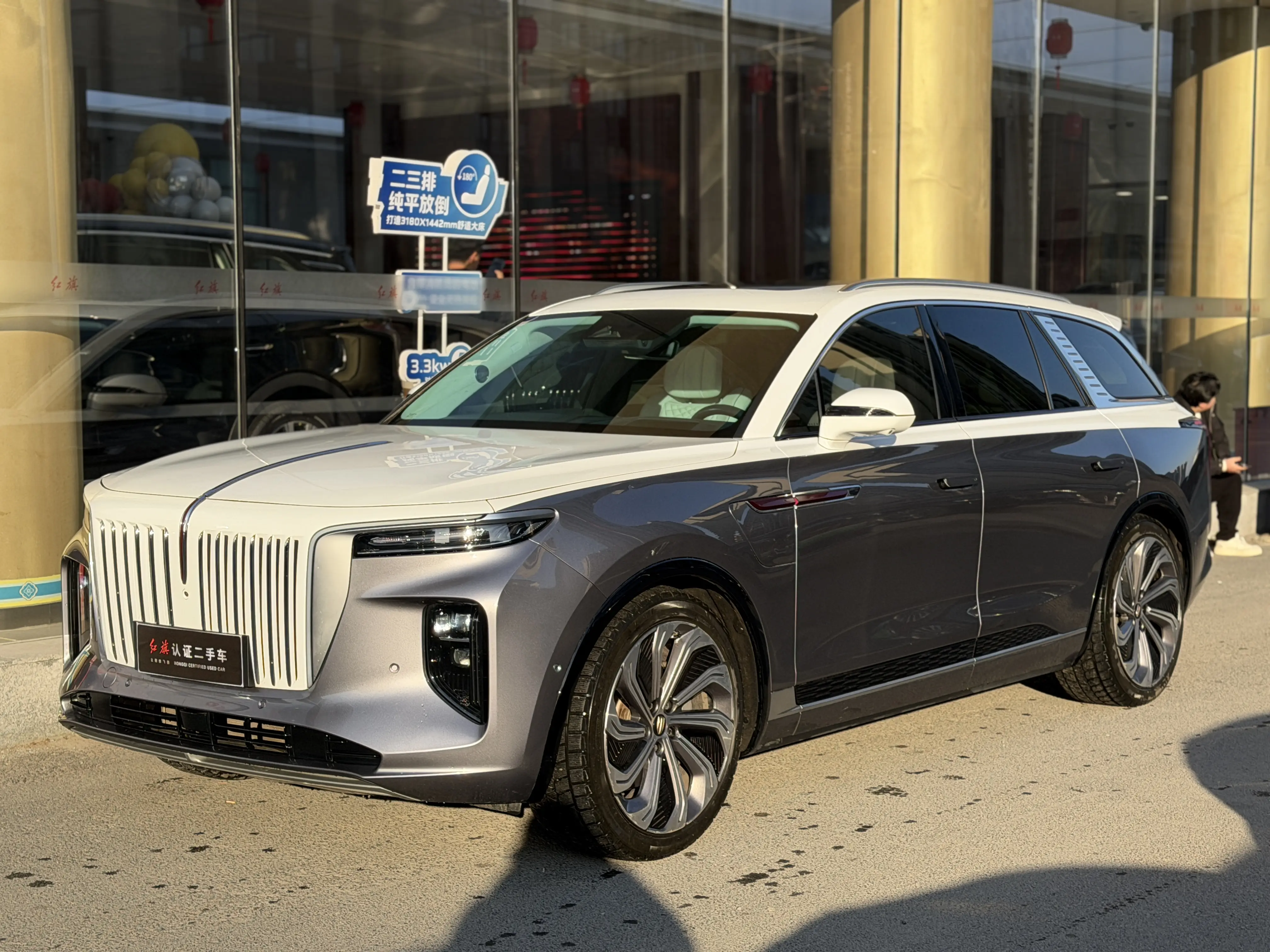 Hongqi E-HS9  из Китая