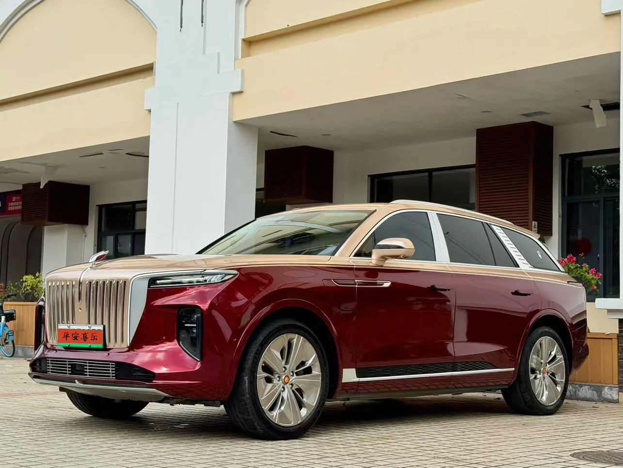 Hongqi E-HS9  из Китая