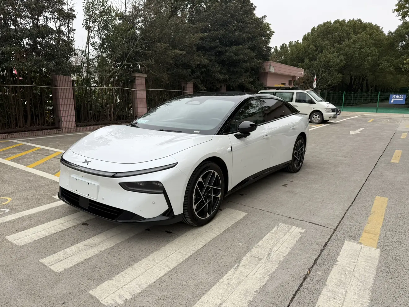 Xpeng P7+  из Китая