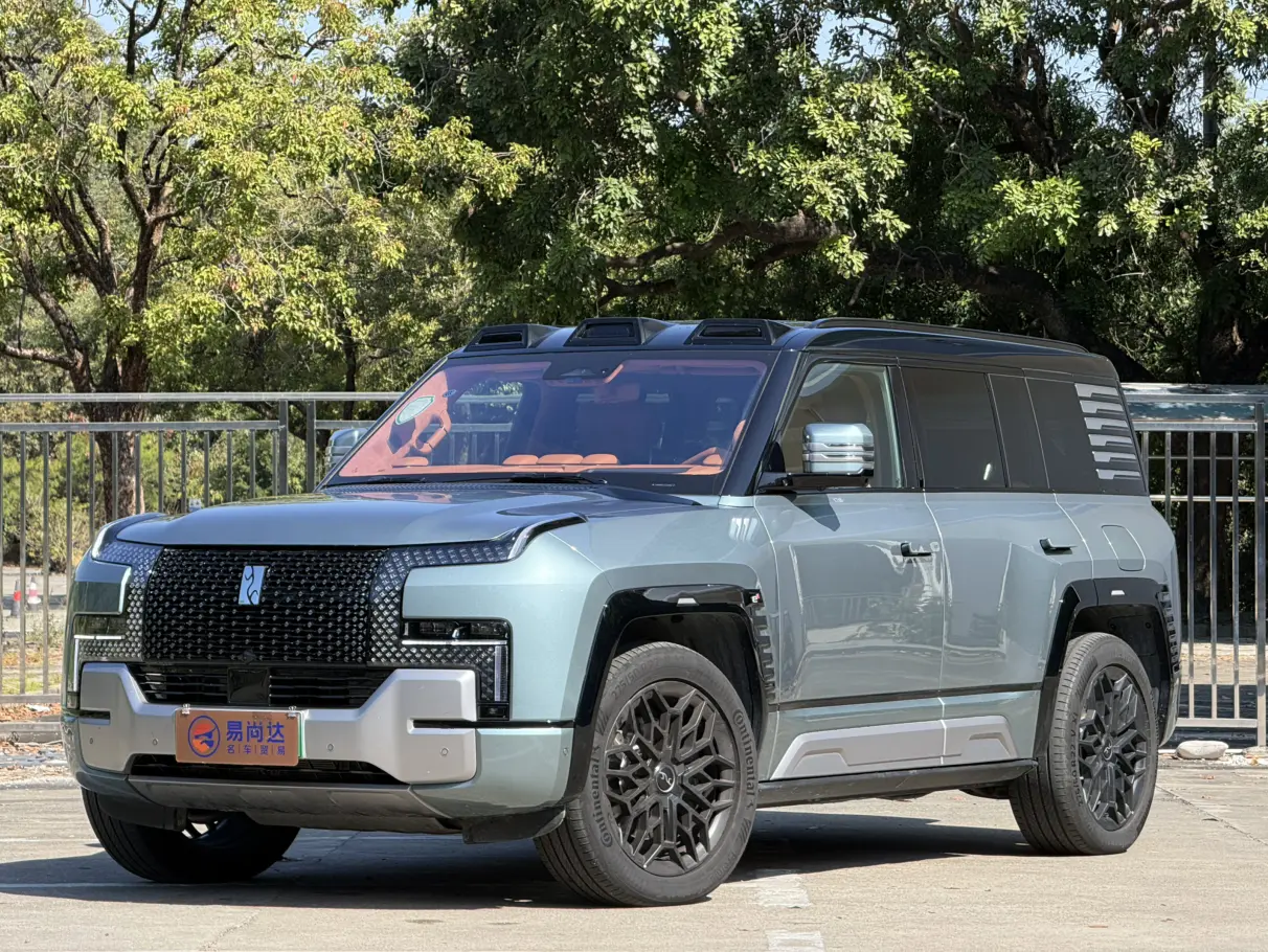 BYD Yangwang U8  из Китая