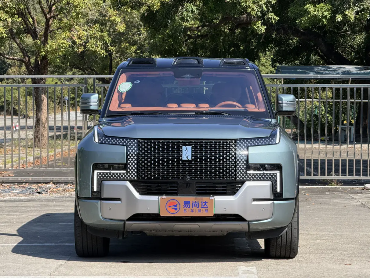 BYD Yangwang U8  из Китая