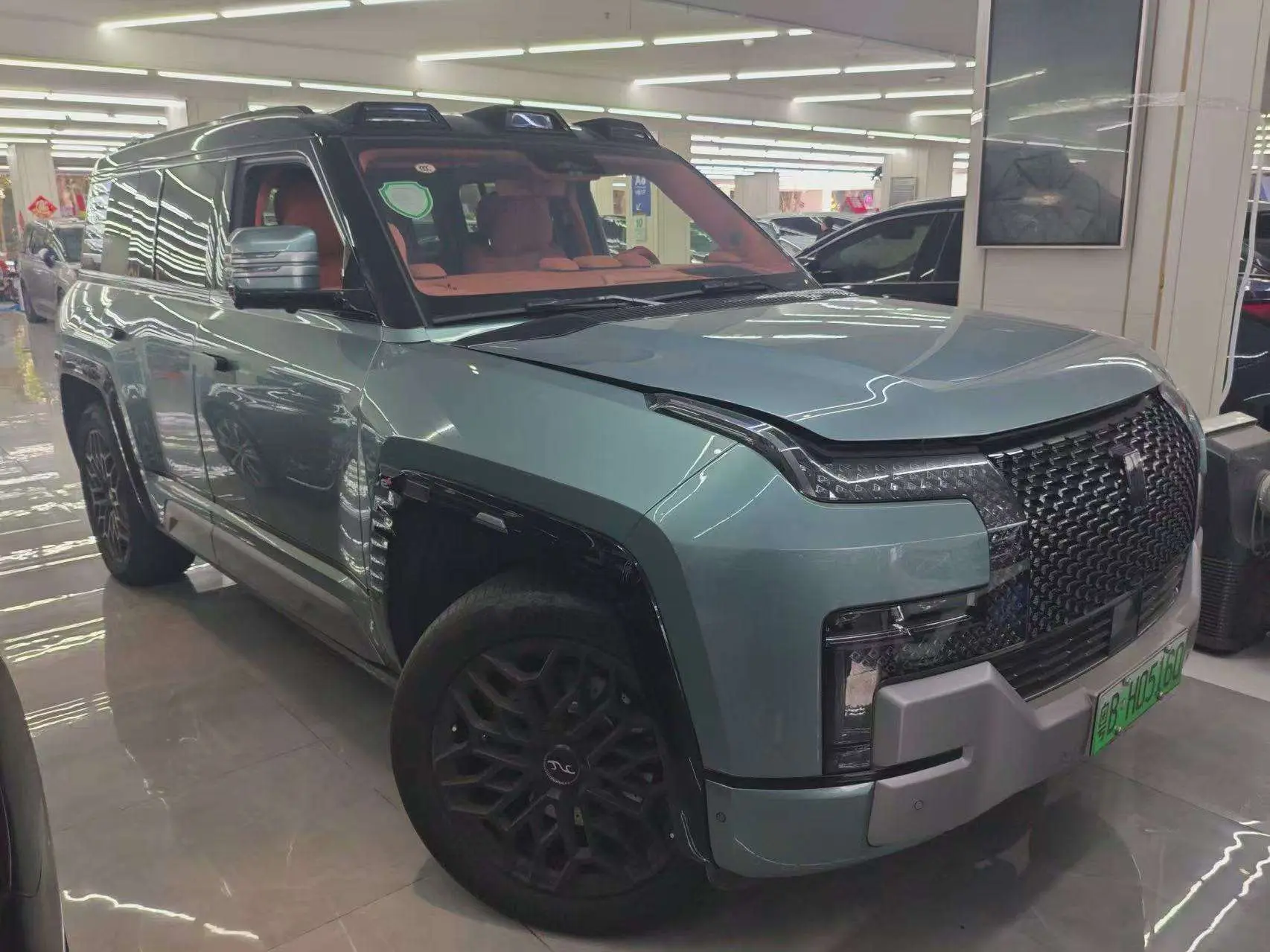 BYD Yangwang U8  из Китая