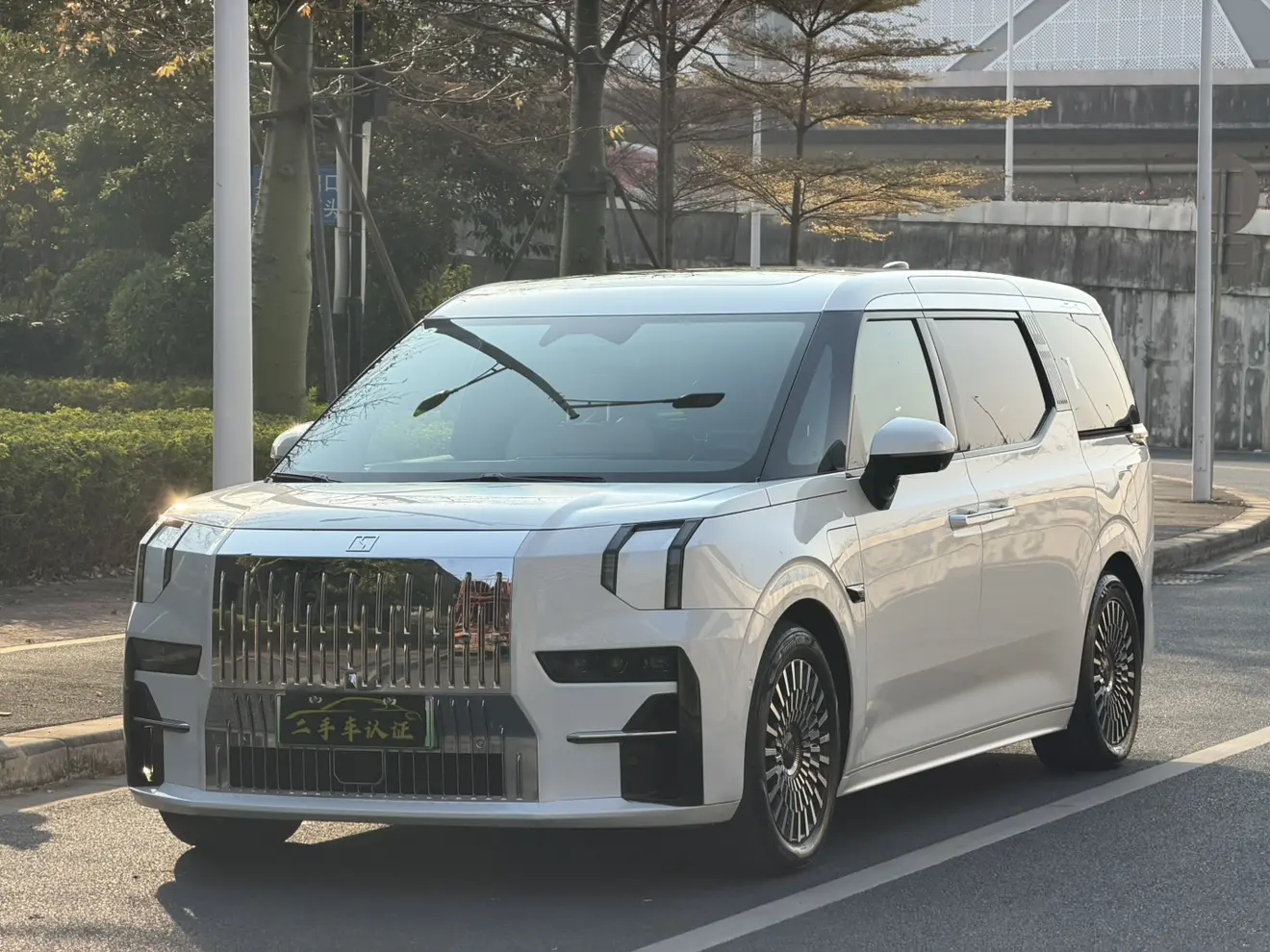 ZEEKR 009  из Китая