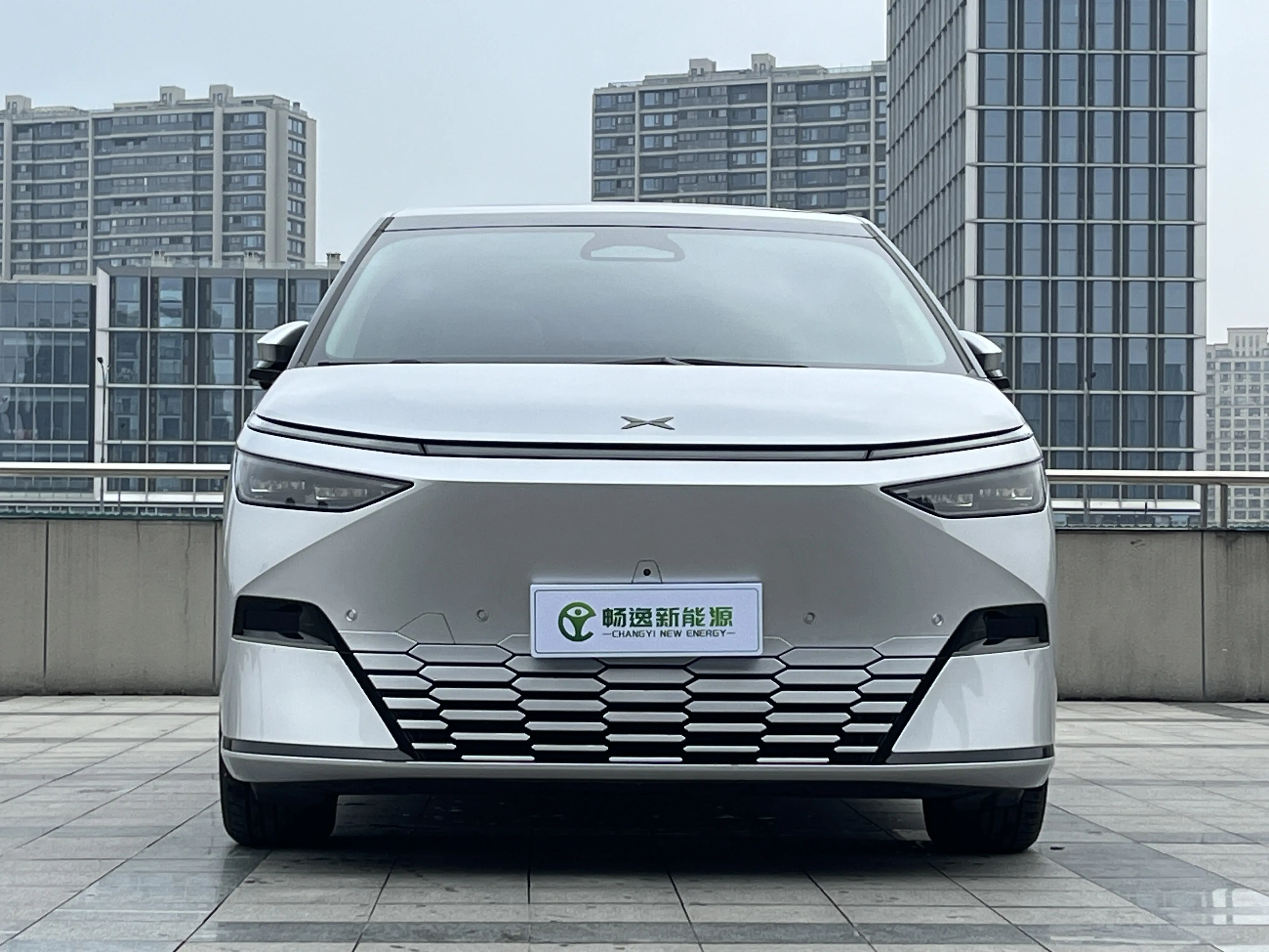 Xpeng X9  из Китая