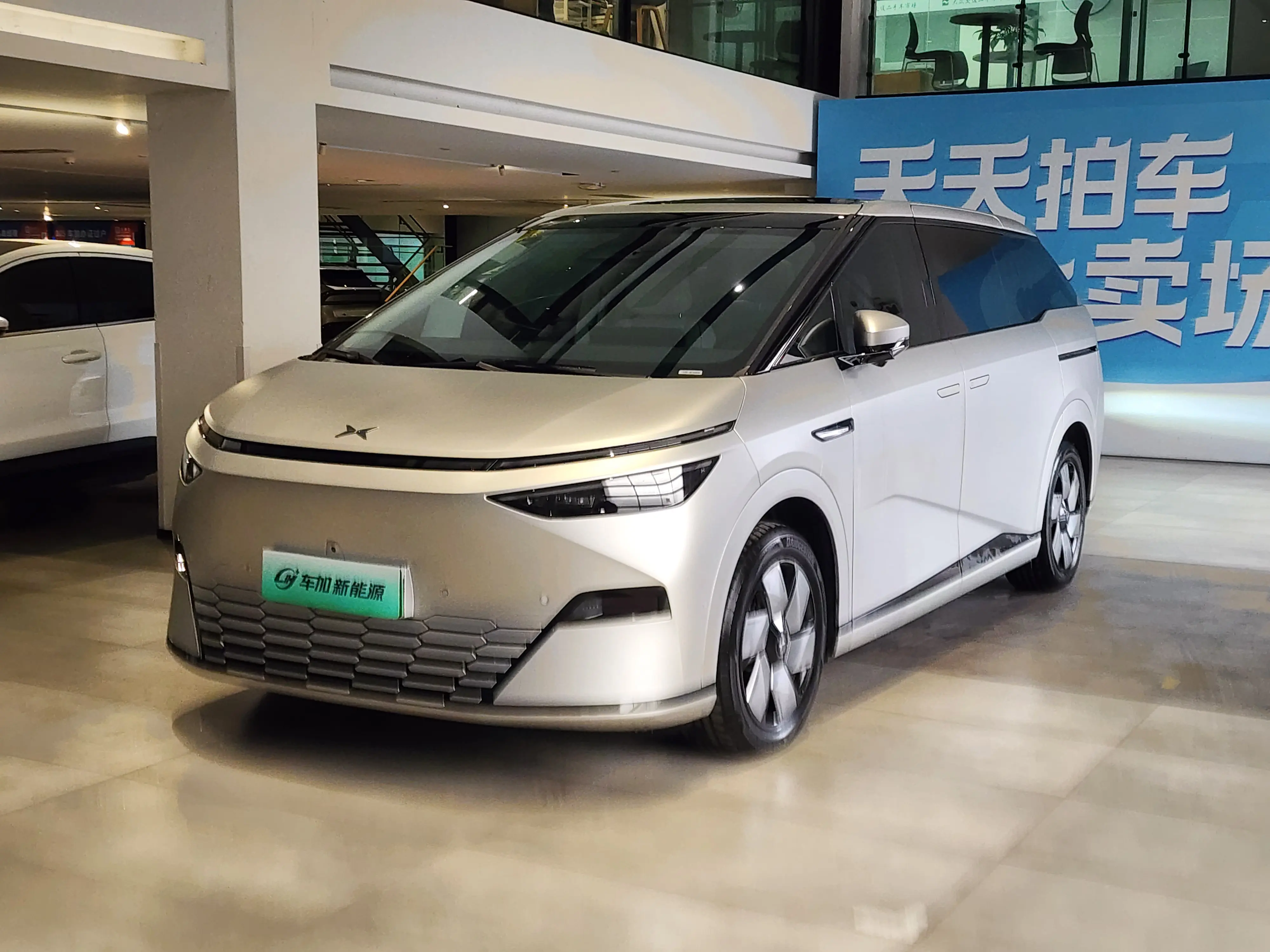 Xpeng X9  из Китая