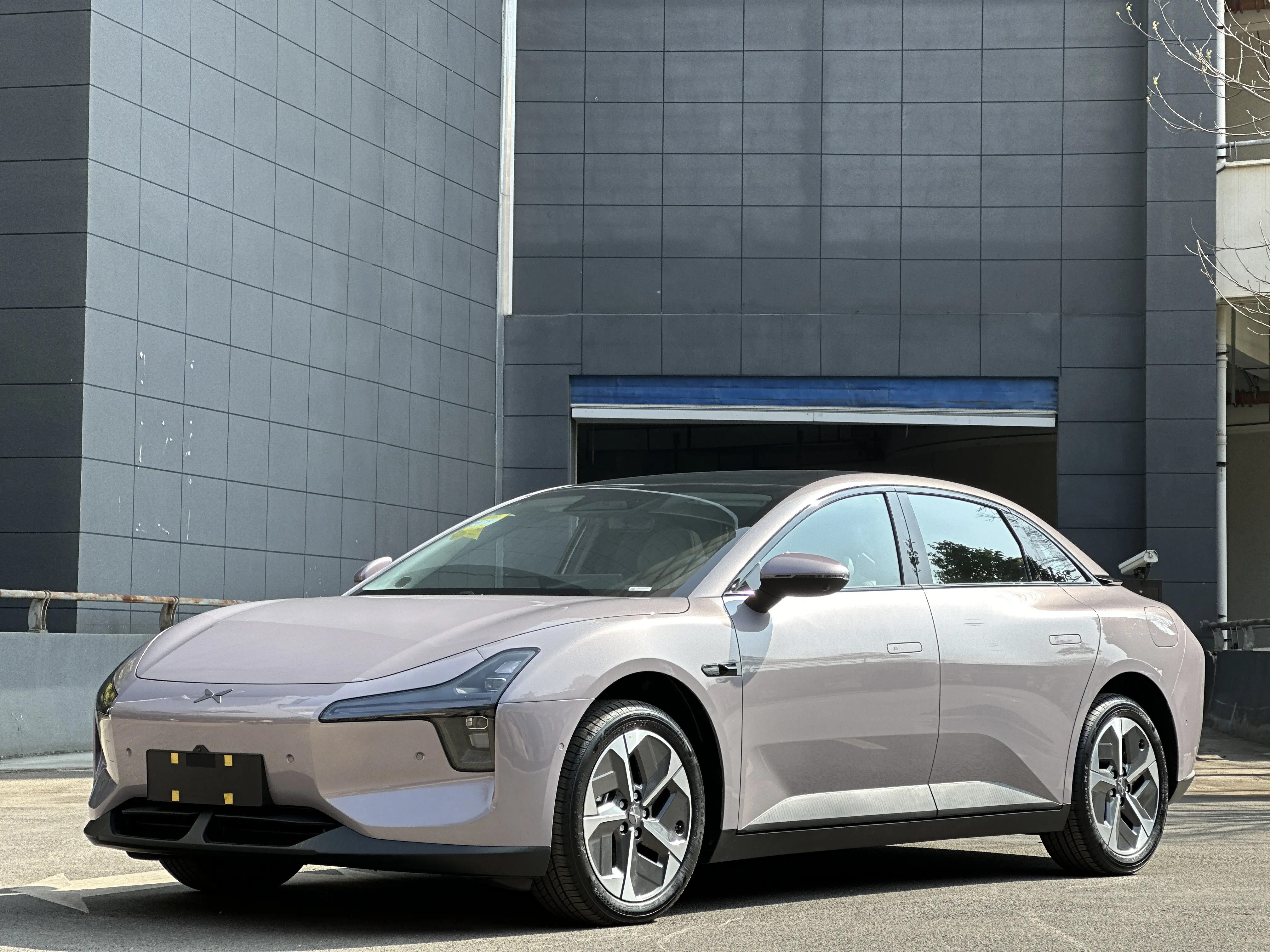 Xpeng Xiaopeng MONA M03  из Китая