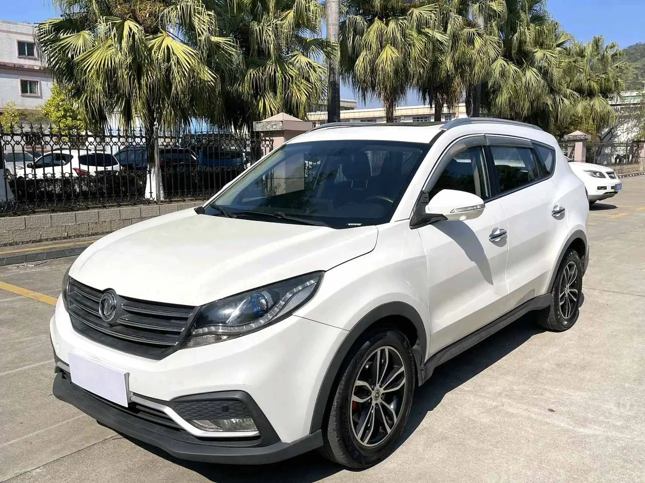 Dongfeng Fengon 580  из Китая