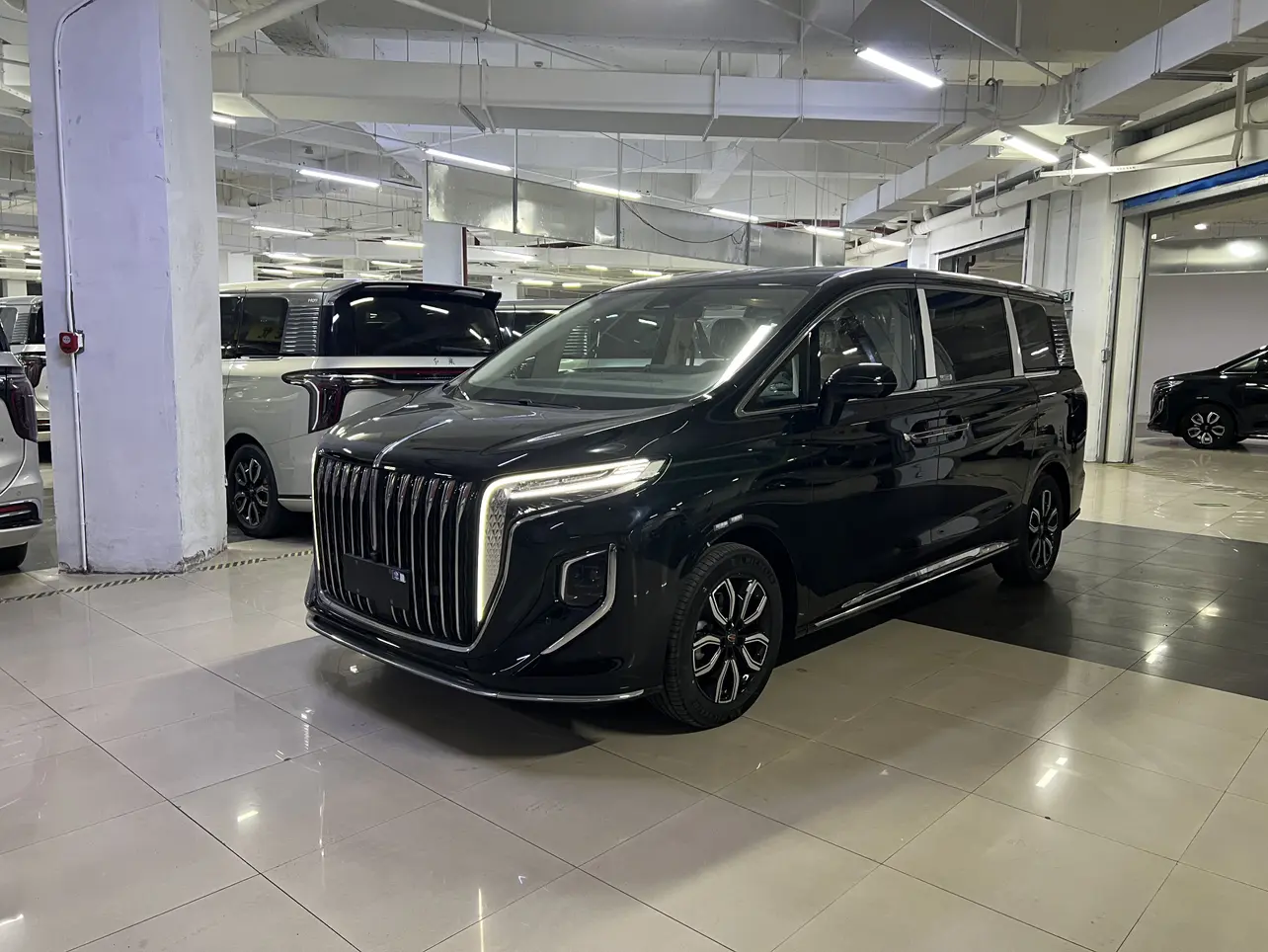 Hongqi HQ9  из Китая