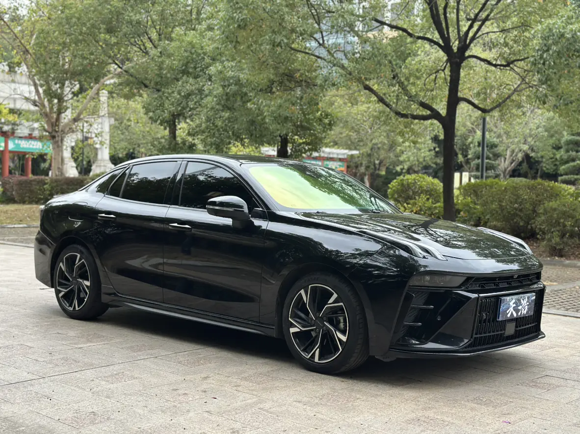 Lynk & Co 03