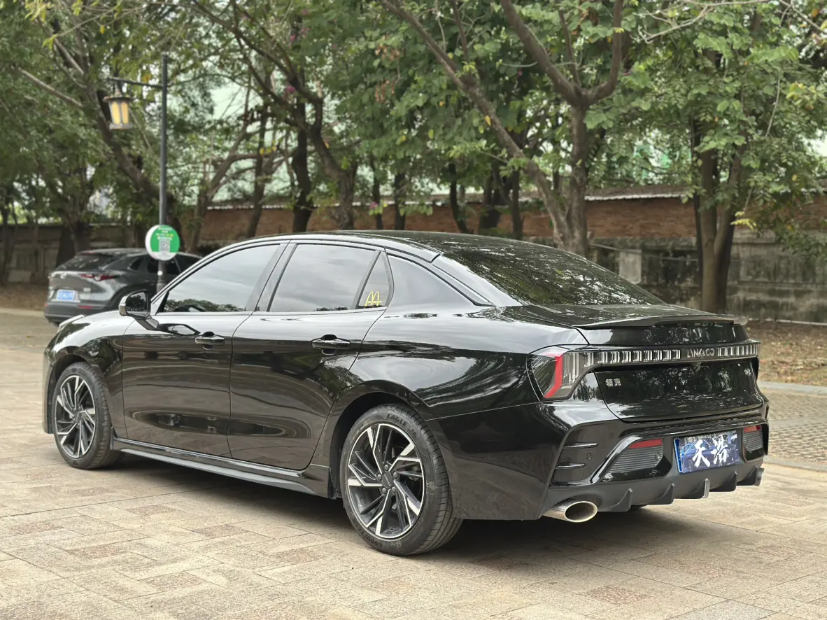 Lynk & Co 03