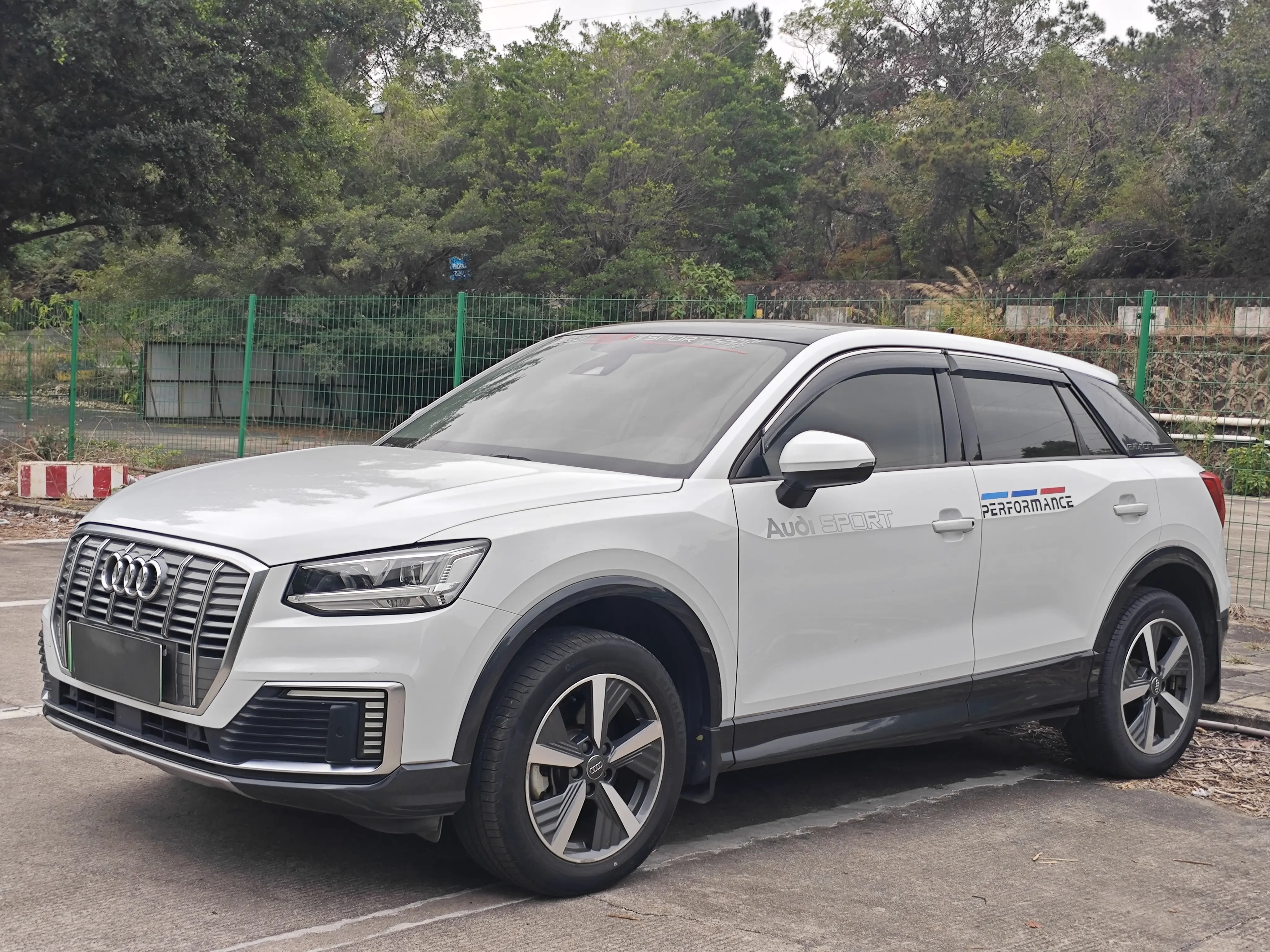 Audi Q2L e-tron  из Китая