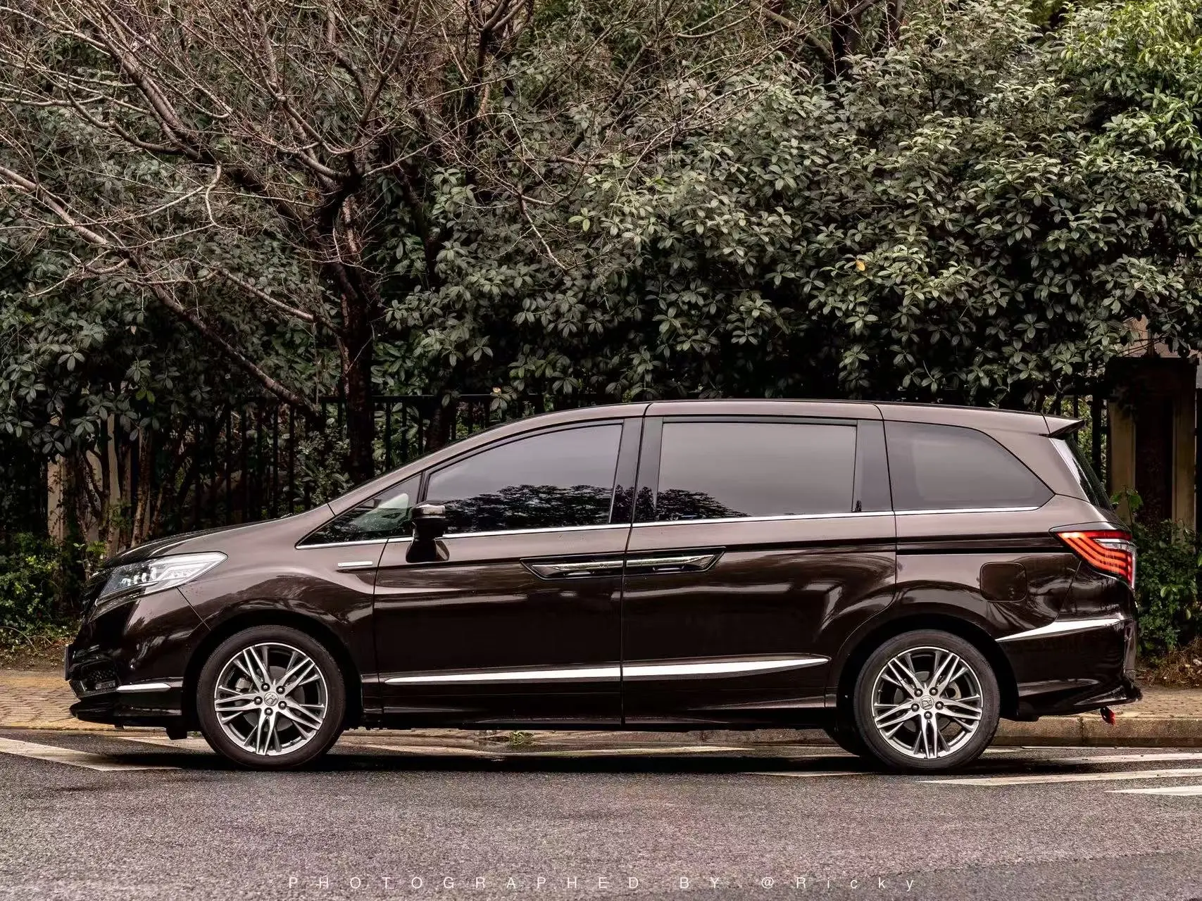 Honda Elysion (Alison)  из Китая