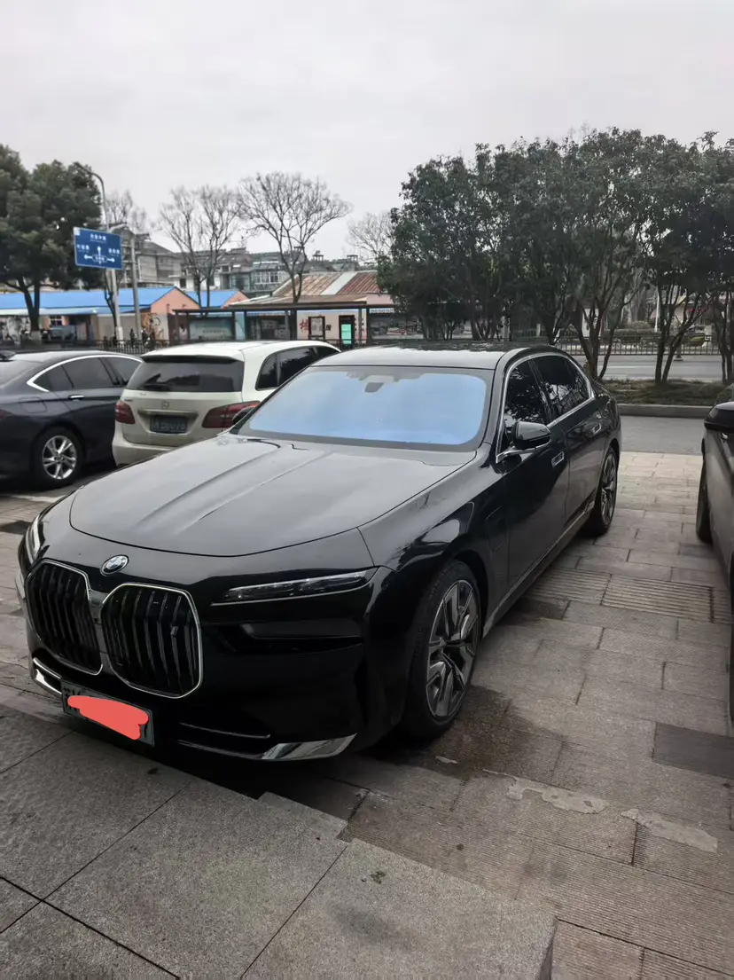 BMW i7  из Китая