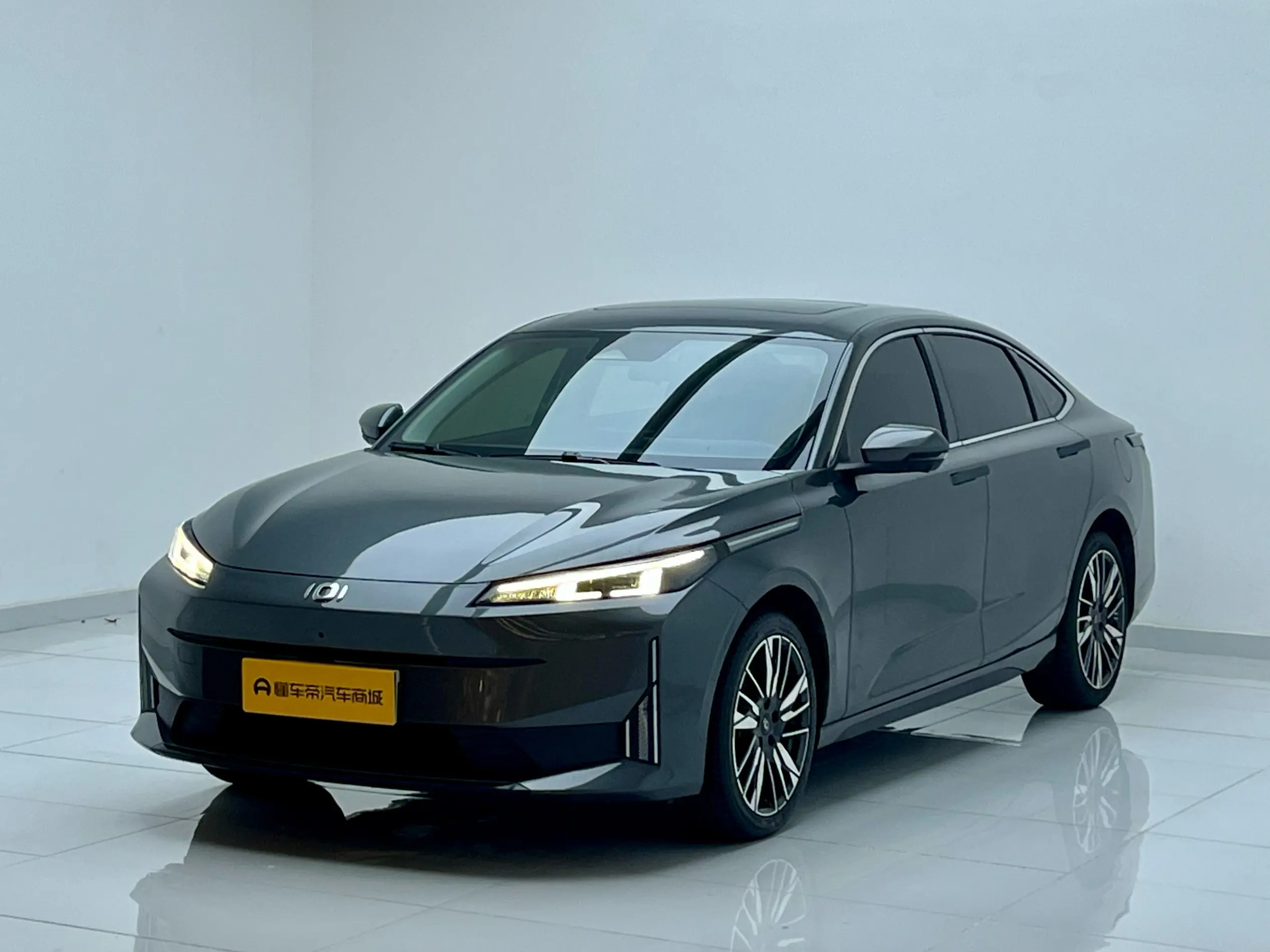 Changan Qiyuan A05  из Китая