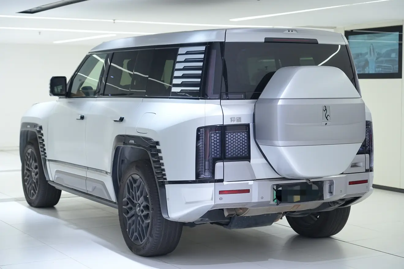 BYD Yangwang U8  из Китая