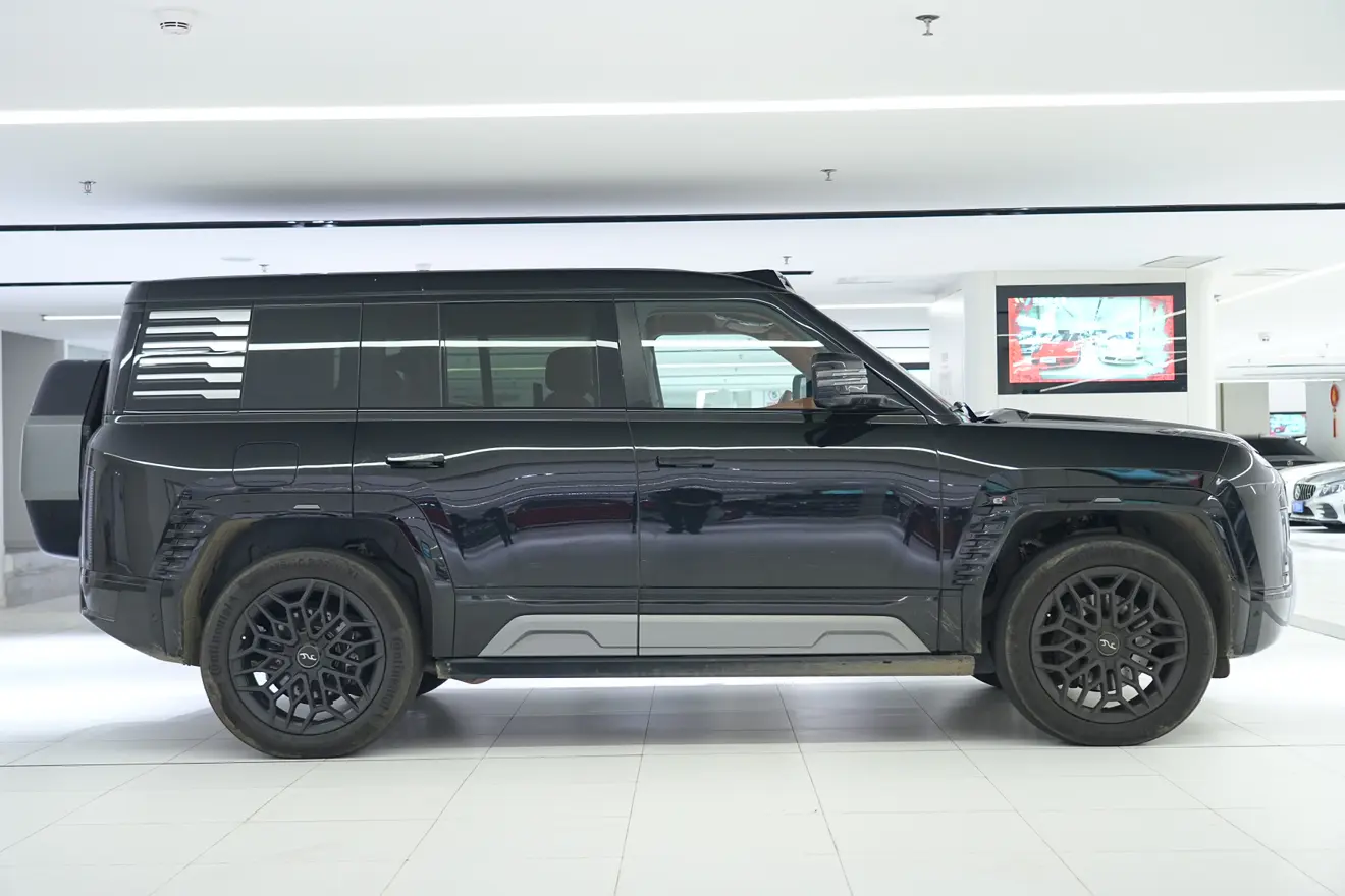 BYD Yangwang U8  из Китая