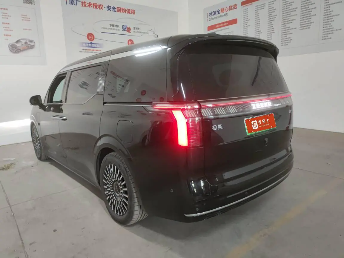 ZEEKR 009  из Китая