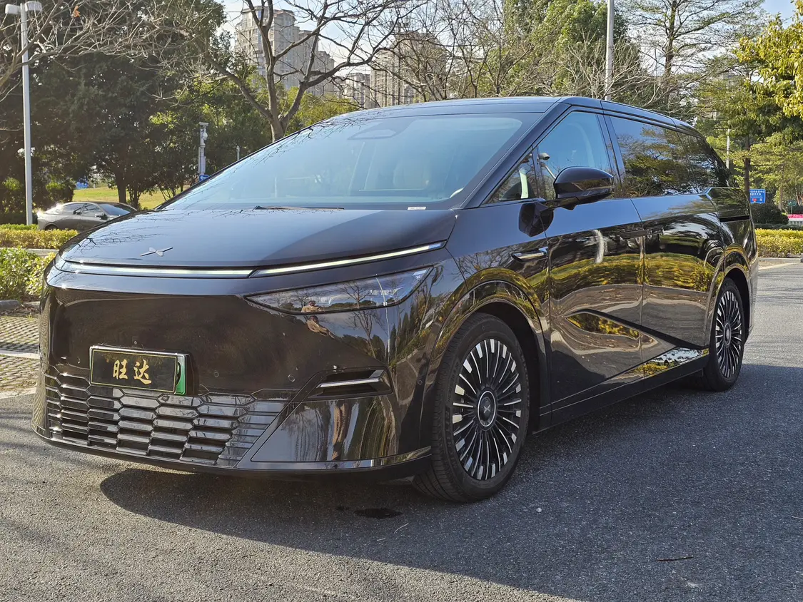 Xpeng X9  из Китая