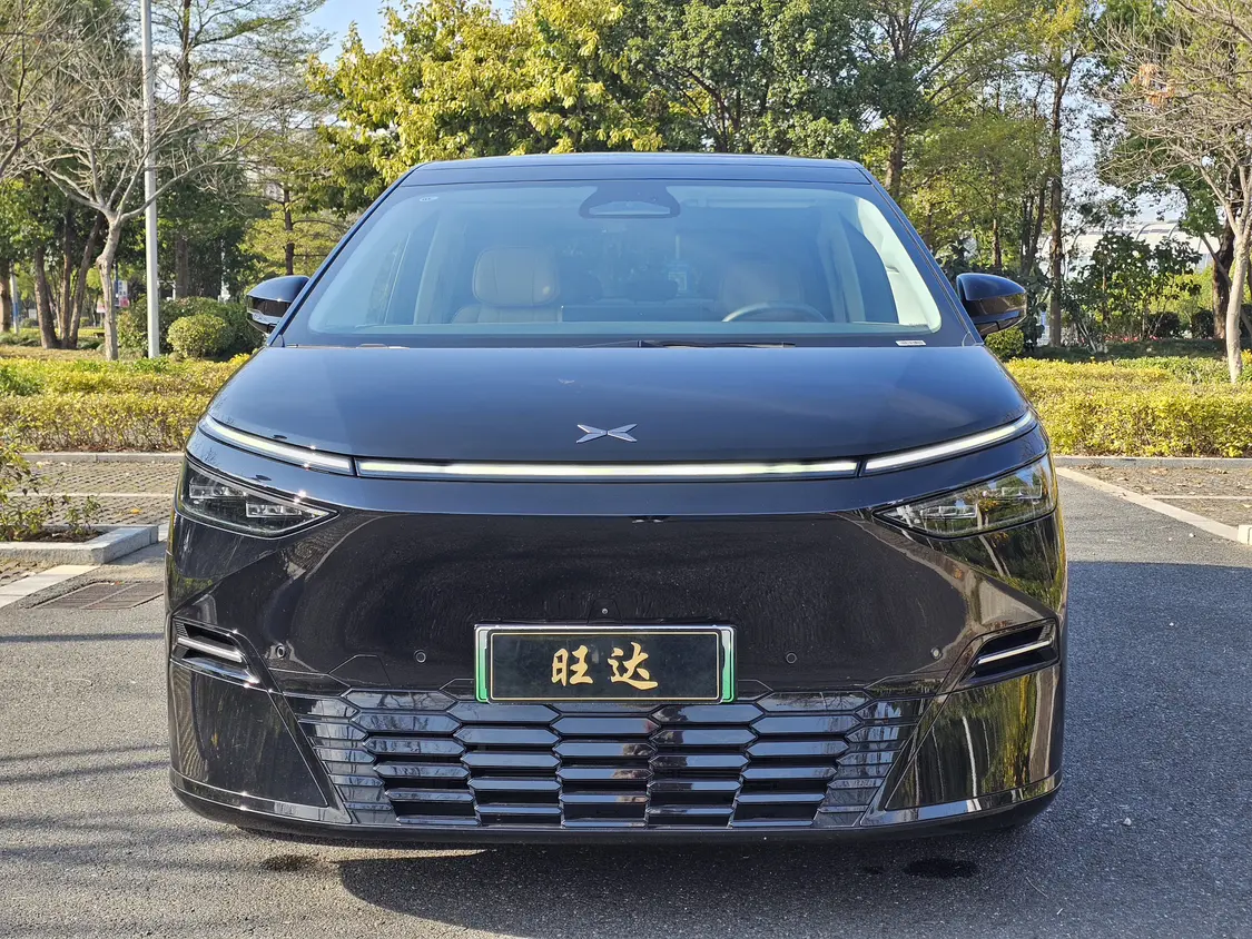 Xpeng X9  из Китая