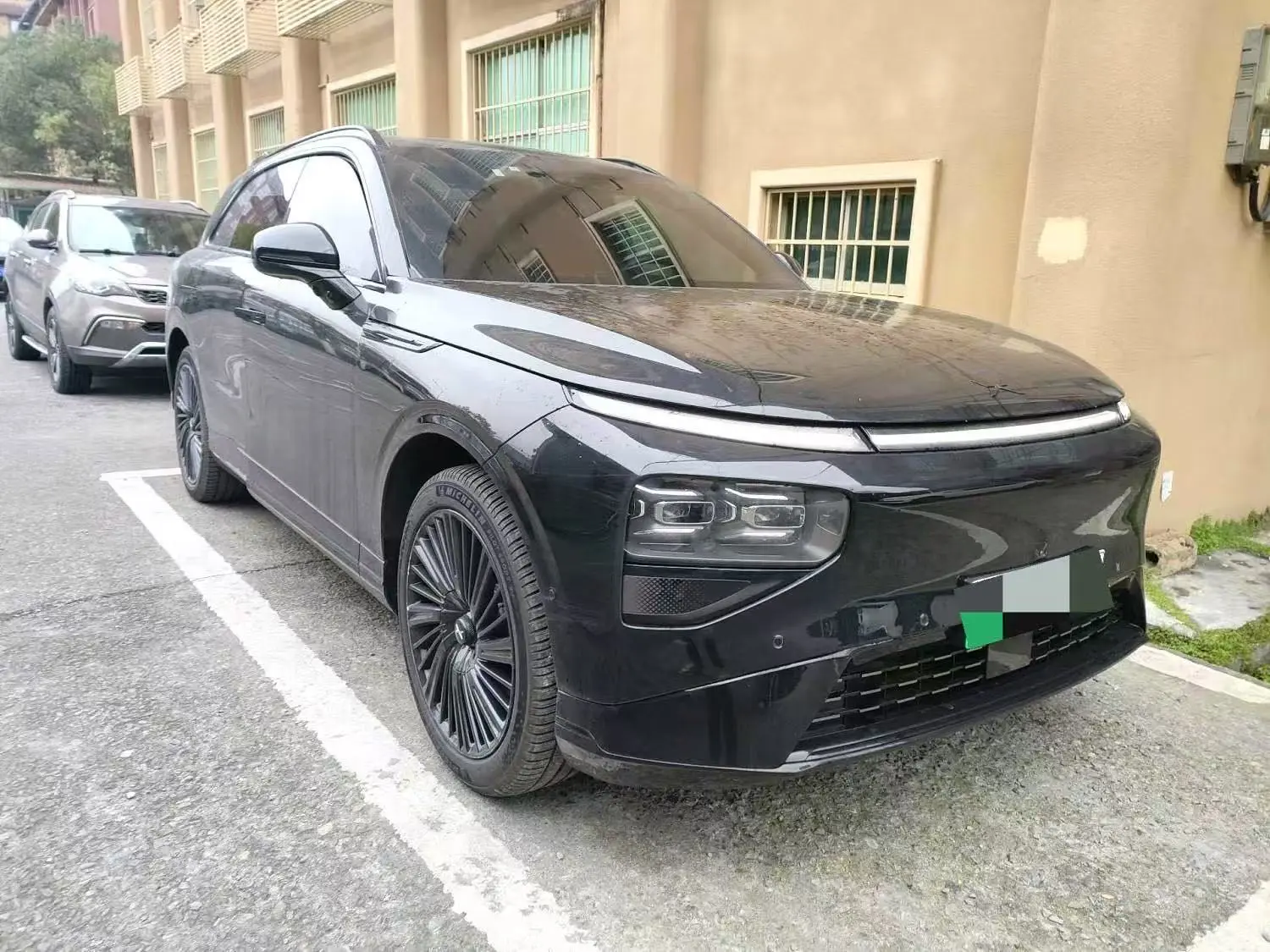 Xpeng G9  из Китая