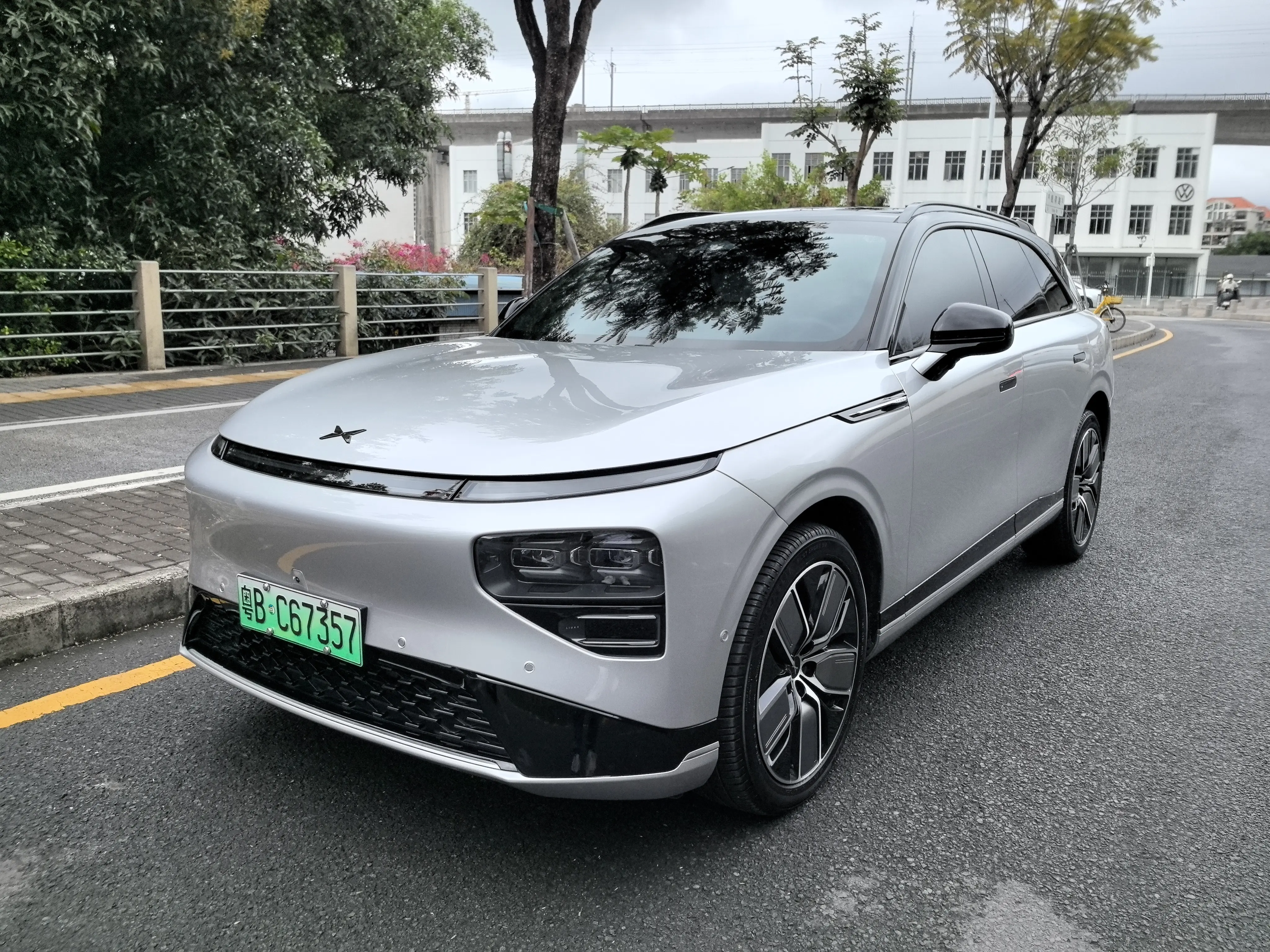 Xpeng G9  из Китая