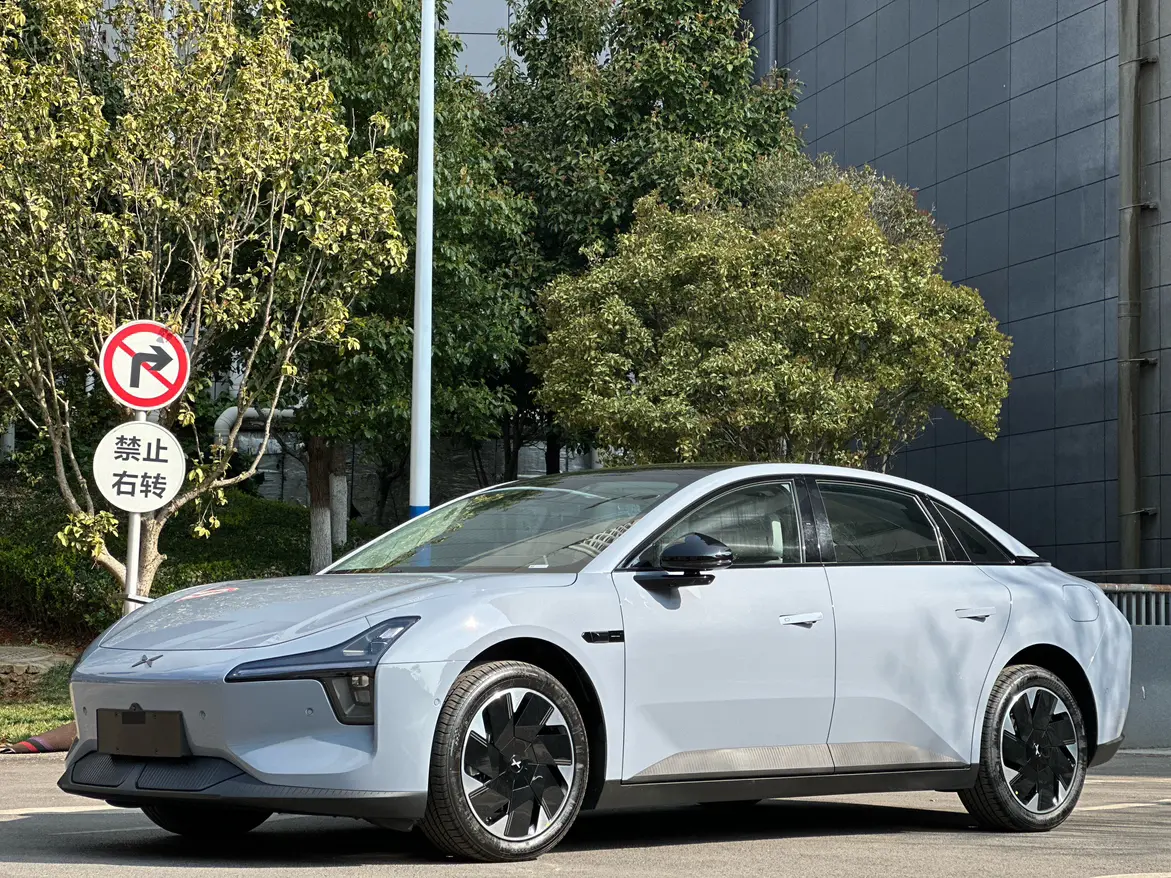 Xpeng Xiaopeng MONA M03  из Китая