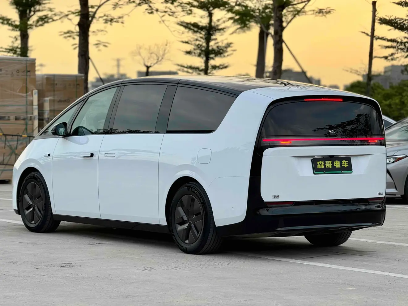 Li MEGA (Ideal MEGA)  из Китая